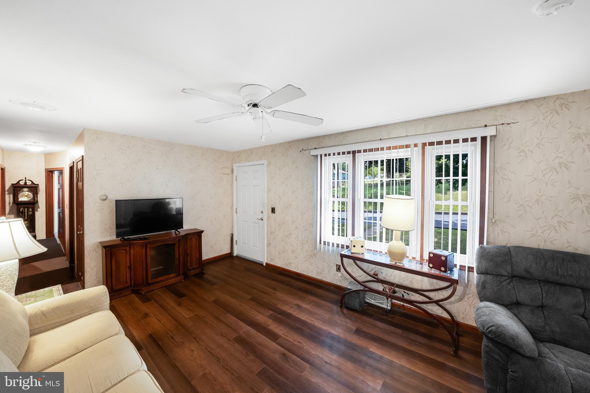 MONTROSE MANOR - Residential