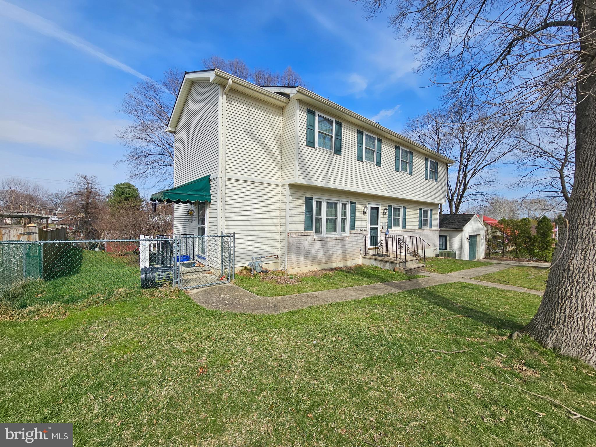 MONTROSE MANOR - Residential