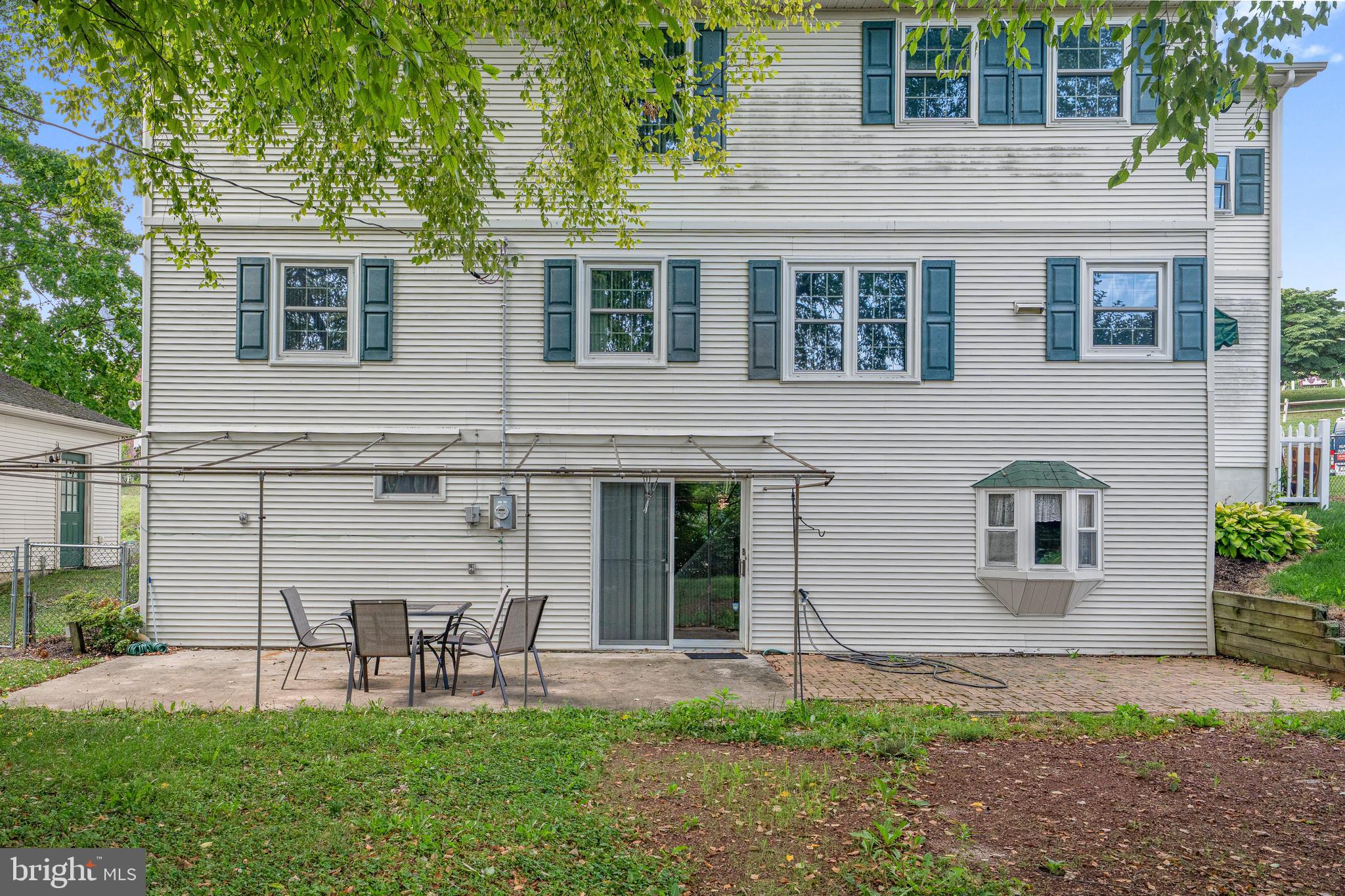 MONTROSE MANOR - Residential
