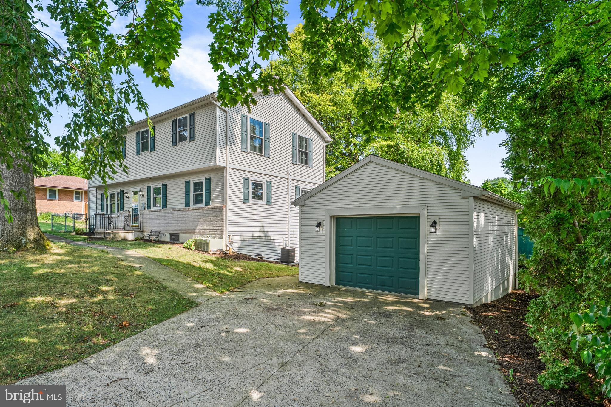 MONTROSE MANOR - Residential