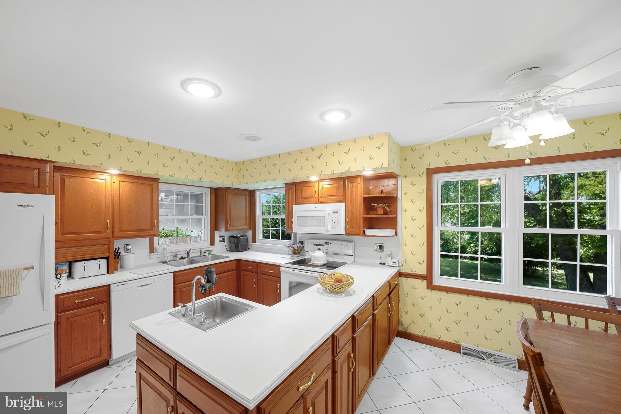 MONTROSE MANOR - Residential