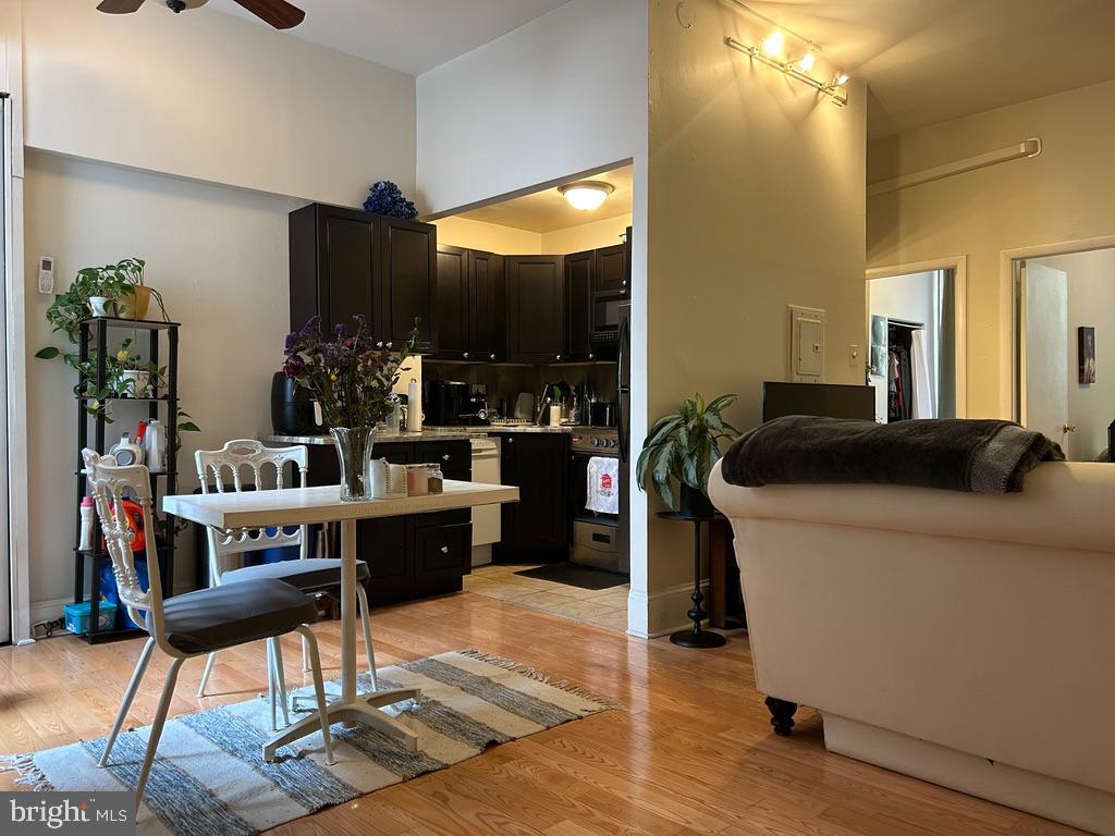Absolute bargain for a super apartment in a great area. Priced low for a tenant looking to move in this June. Grab it before someone else does.