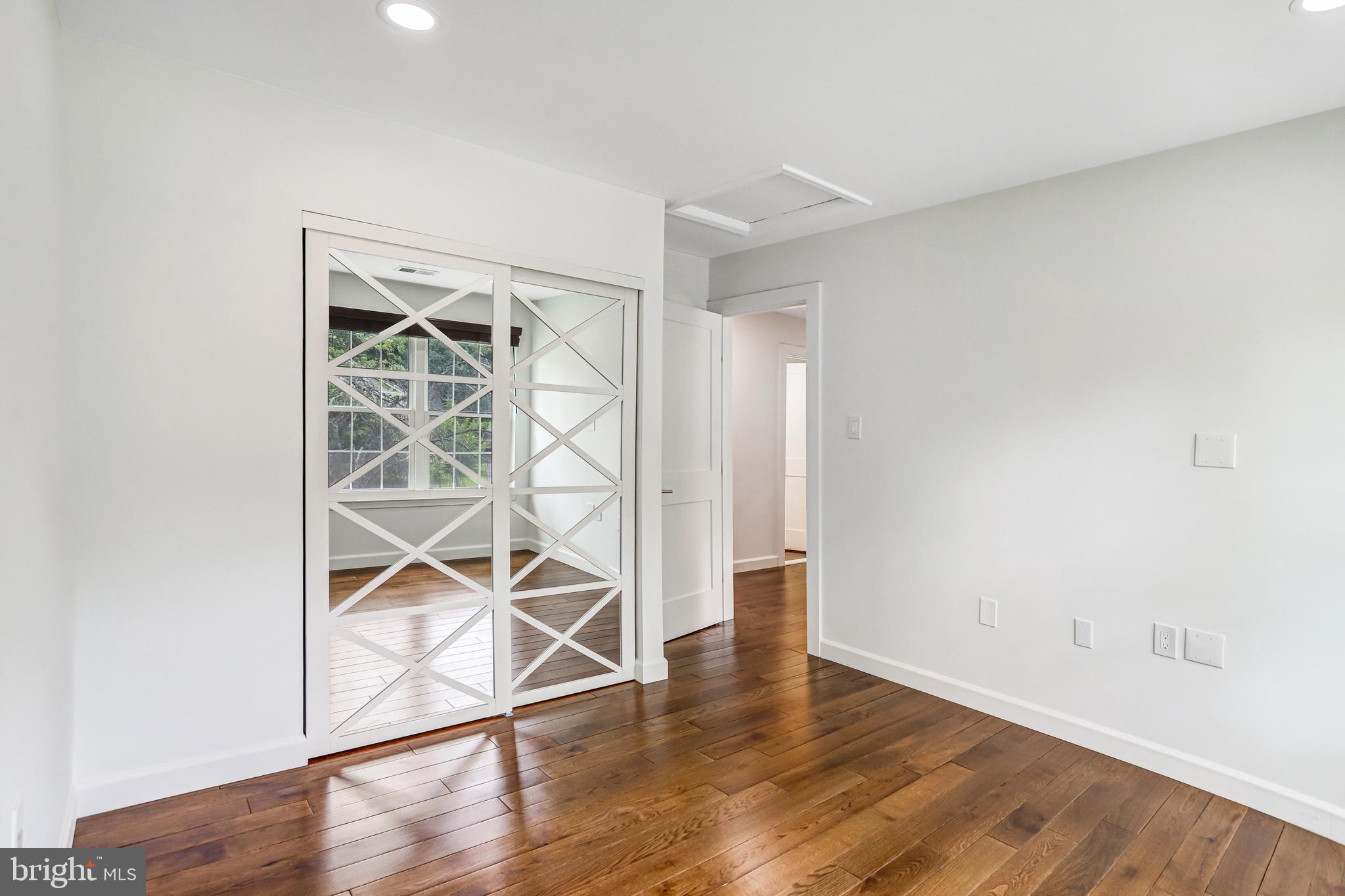 TREESIDE - Residential