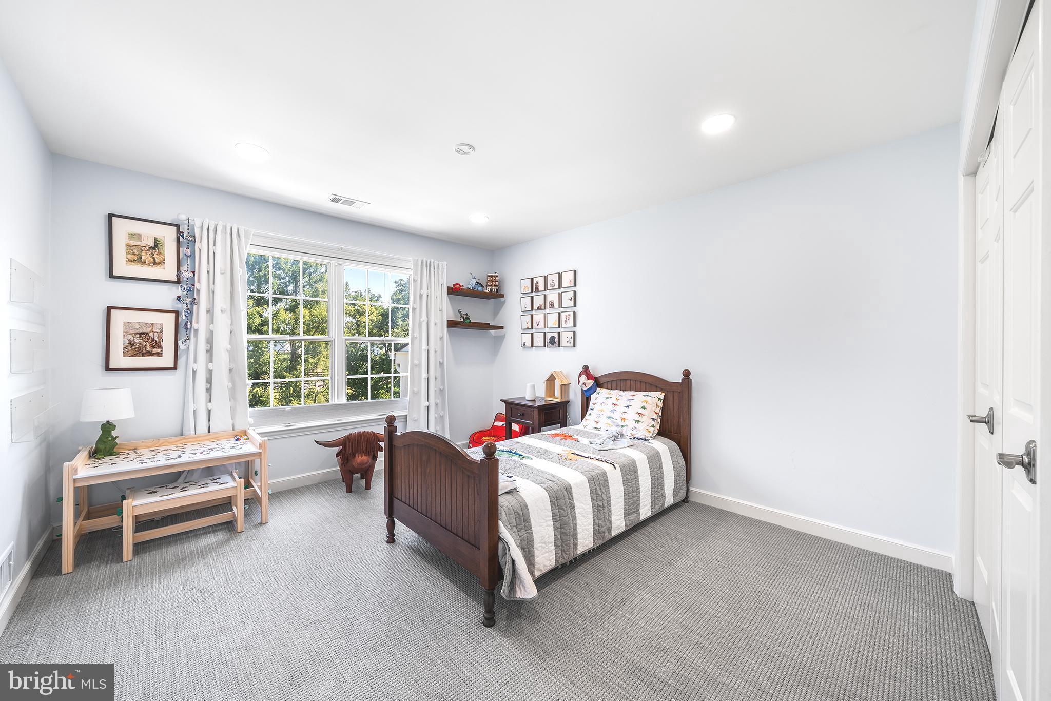 SHADOW OAK - Residential