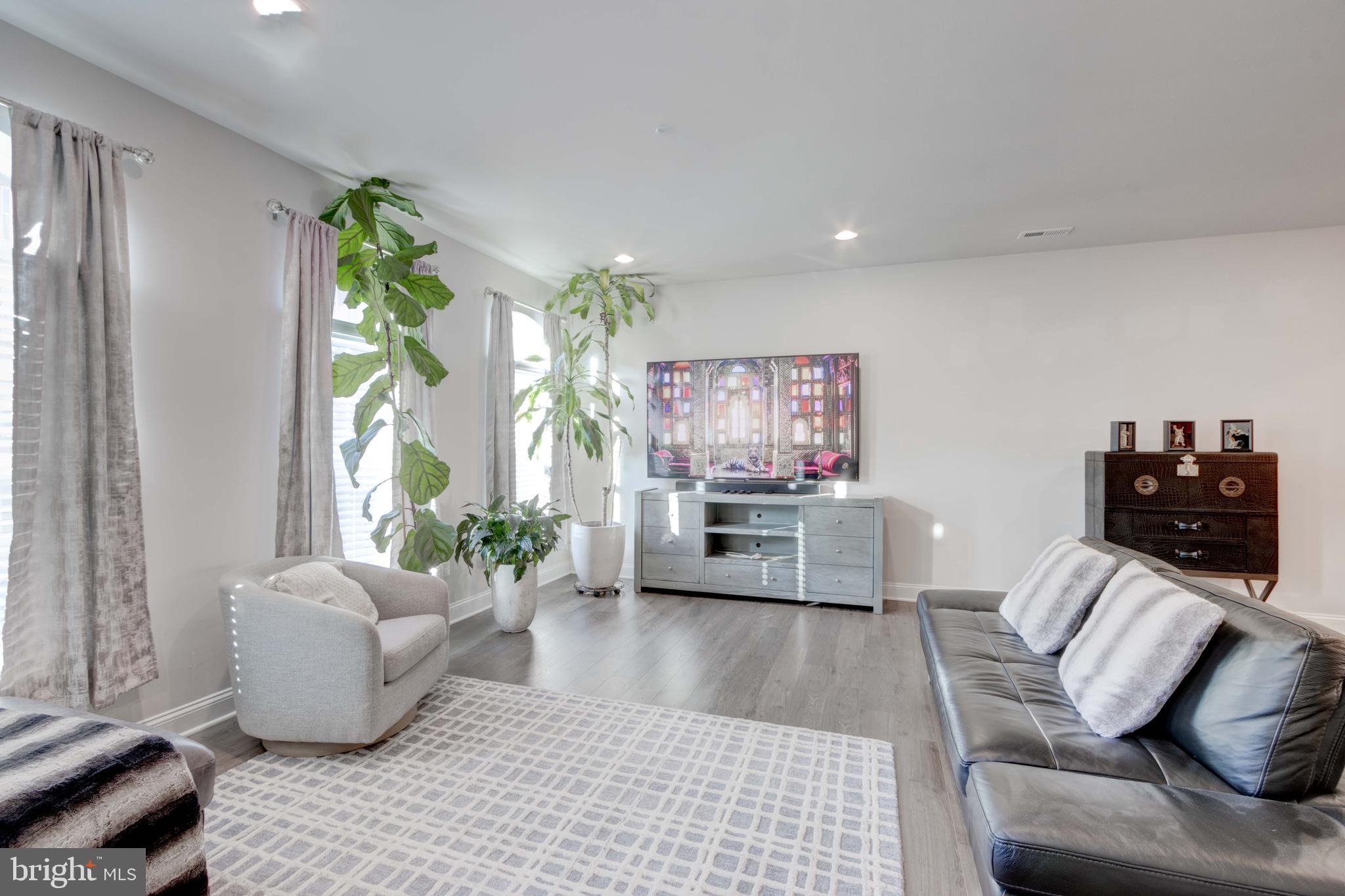 OXFORD SQUARE - Residential