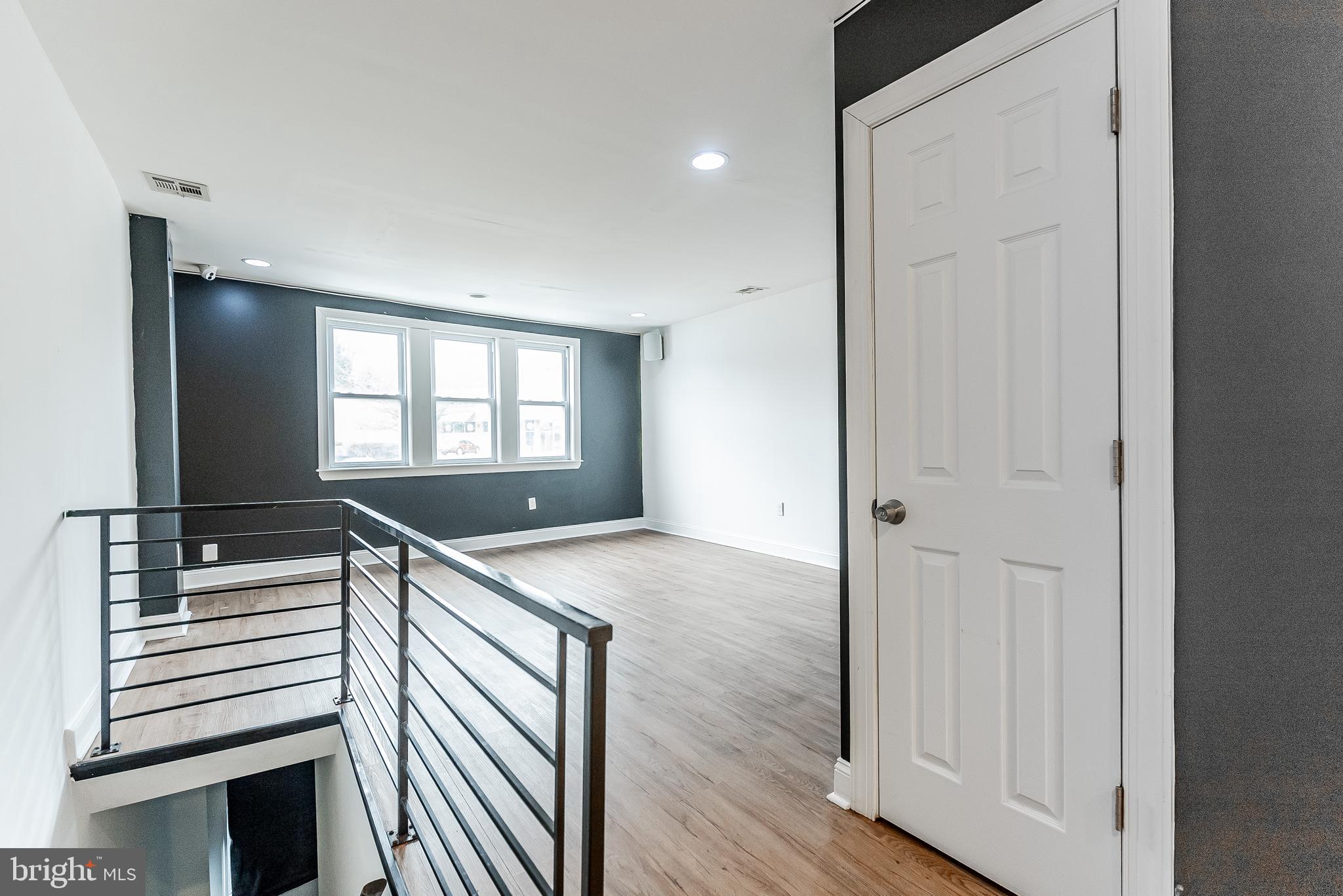 Don't miss out on this beautifully updated spacious 1-bedroom, 1-bath apartment on the second floor of this well-maintained mixed-use building. Featuring large windows that flood the space with natural light, a spacious bedroom, and a sleek modern bathroom, this apartment offers comfort and style. The kitchen is equipped with stainless steel appliances, perfect for everyday living.
Located on a major corridor, you'll enjoy easy access to public transportation, as well as nearby shops, restaurants, and amenities. Now available—schedule your tour today before it's gone!