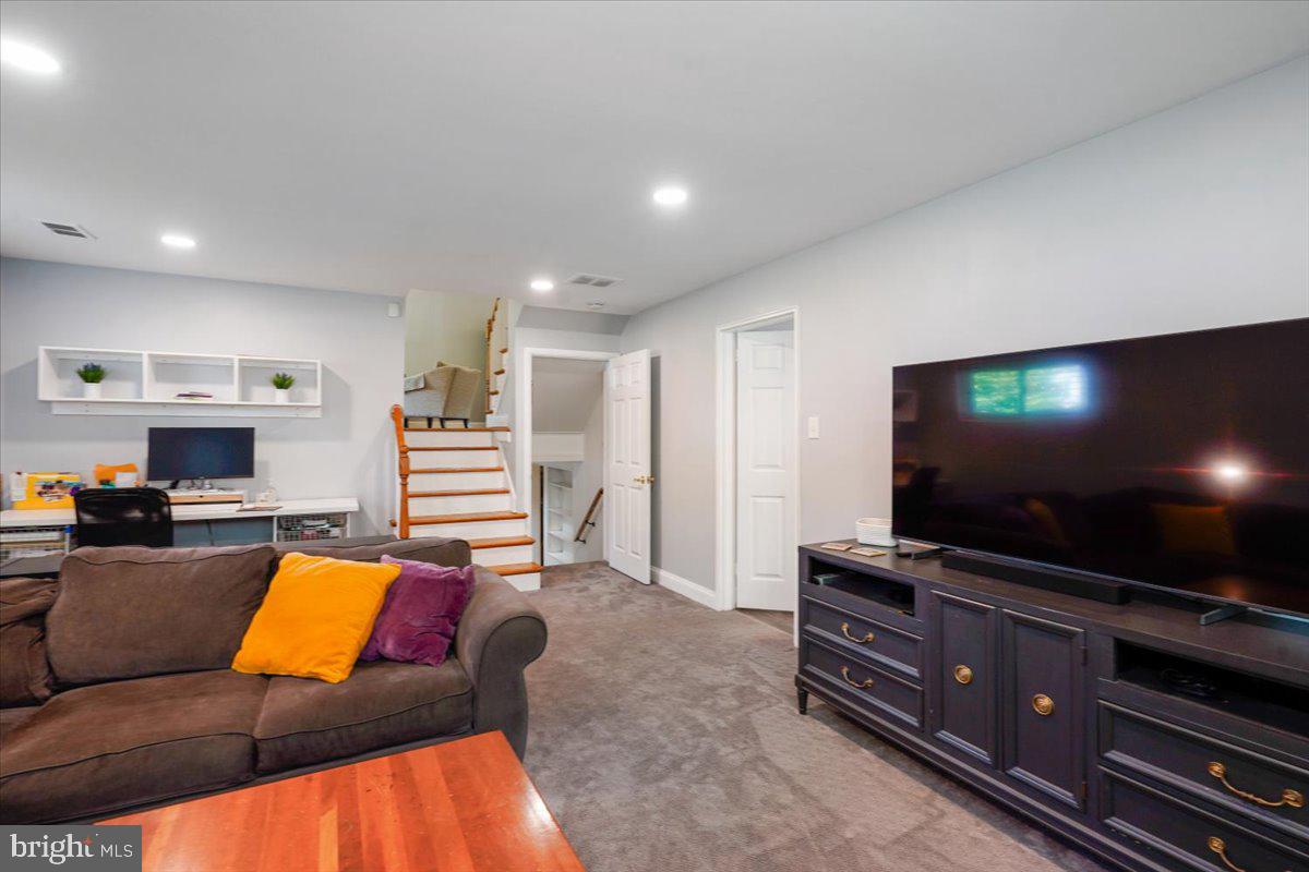 NEWPORT HILLS - Residential