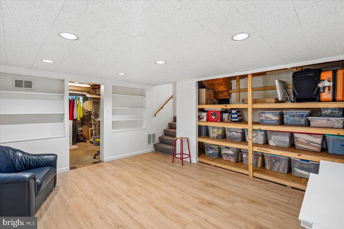 NEWPORT HILLS - Residential