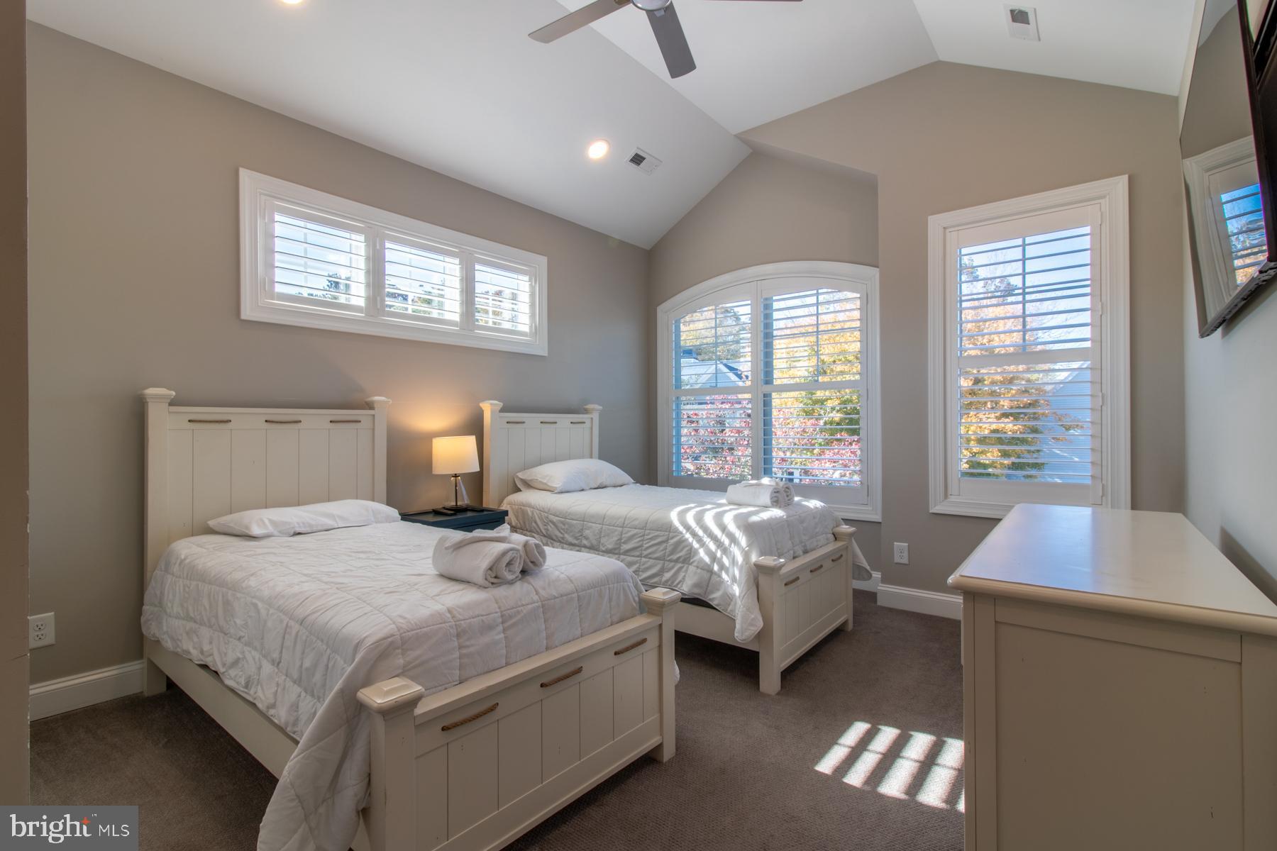 COUNTRY CLUB ESTATES - Residential