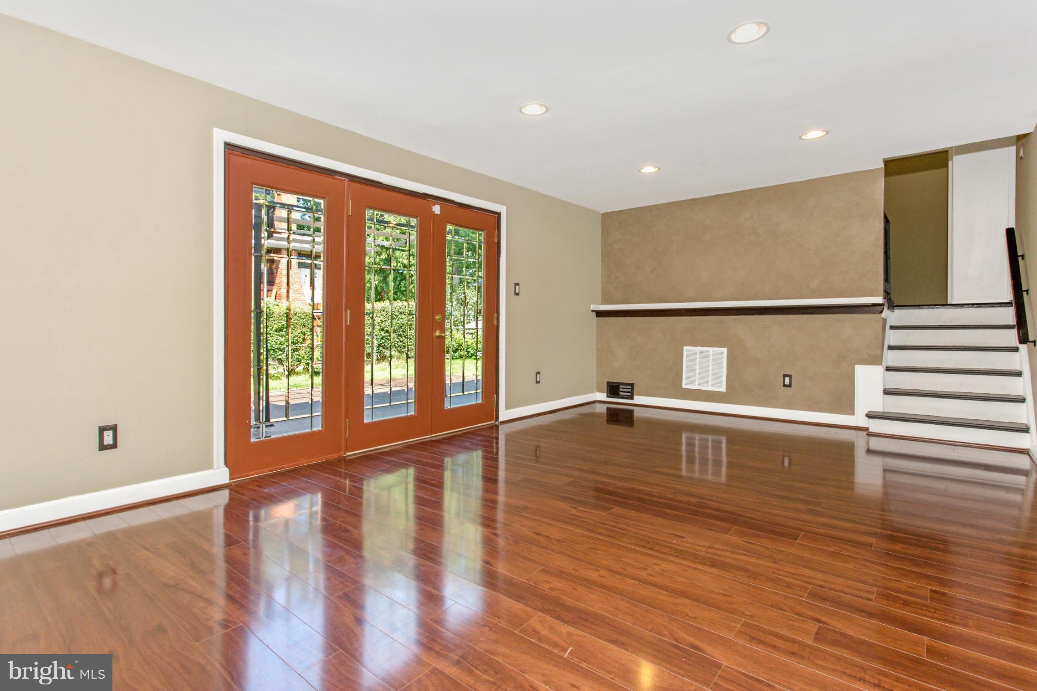 BREEWOOD MANOR - Residential