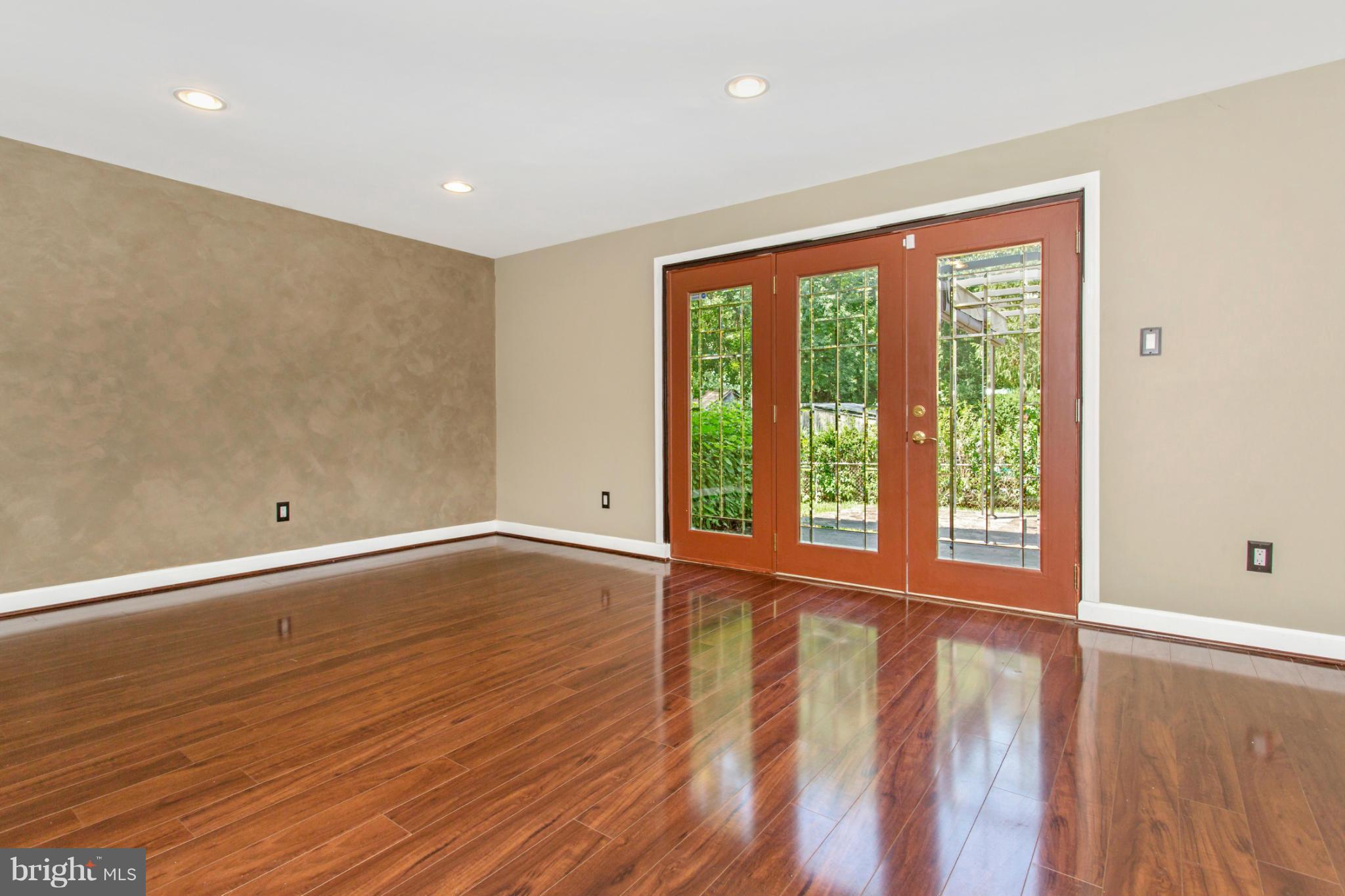 BREEWOOD MANOR - Residential