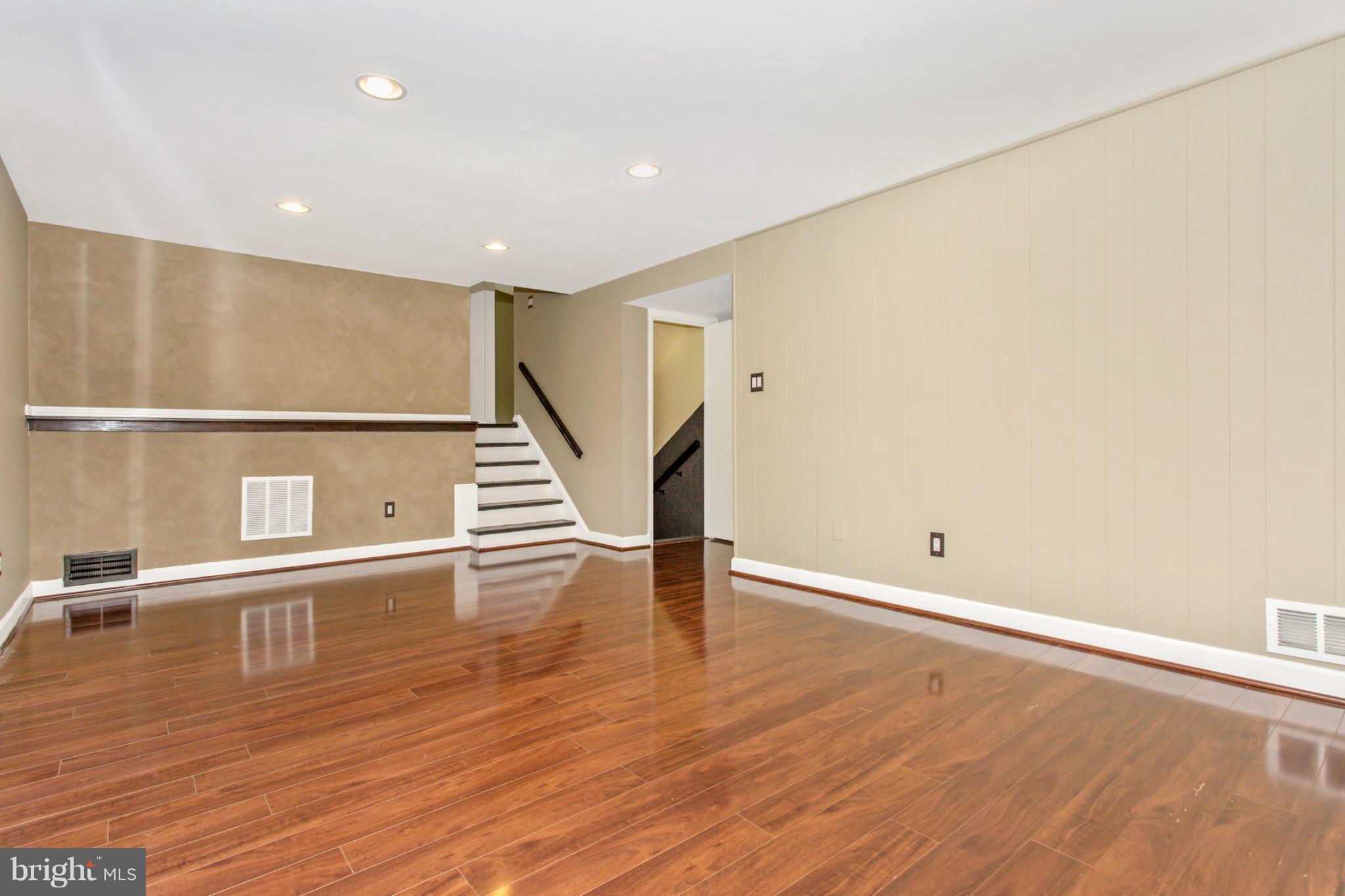 BREEWOOD MANOR - Residential