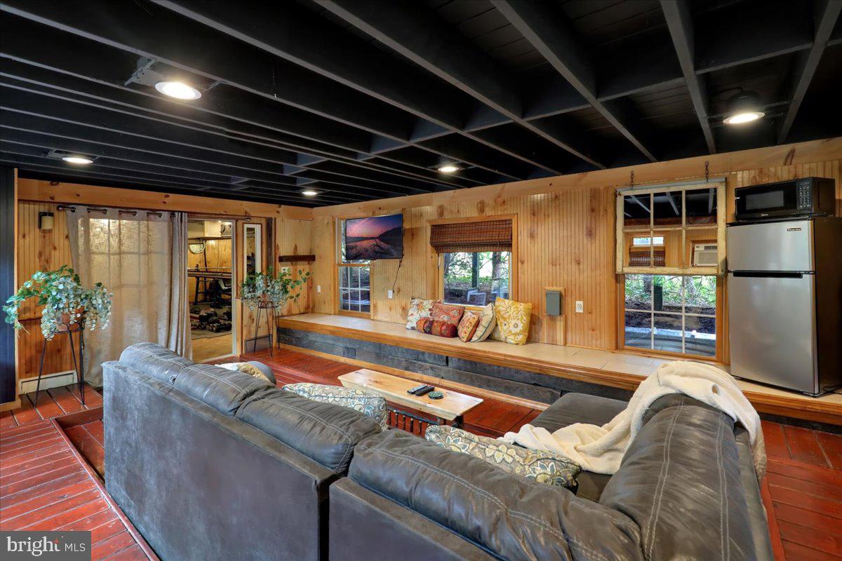 SCHOOL LANE HILLS - Residential