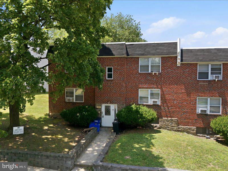 ROXBOROUGH - Commercial Lease