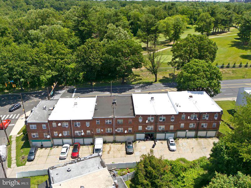 ROXBOROUGH - Commercial Lease