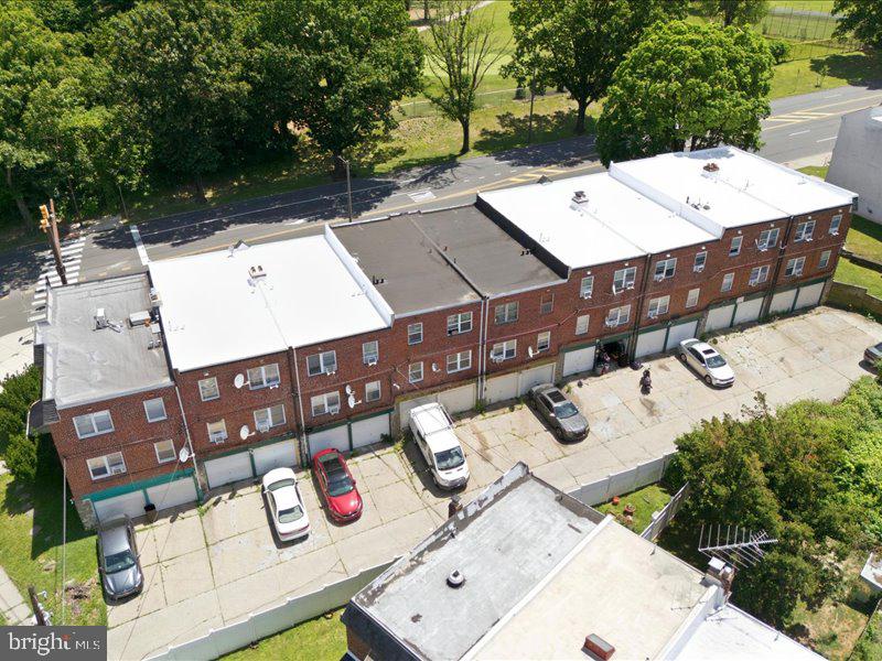 ROXBOROUGH - Commercial Lease