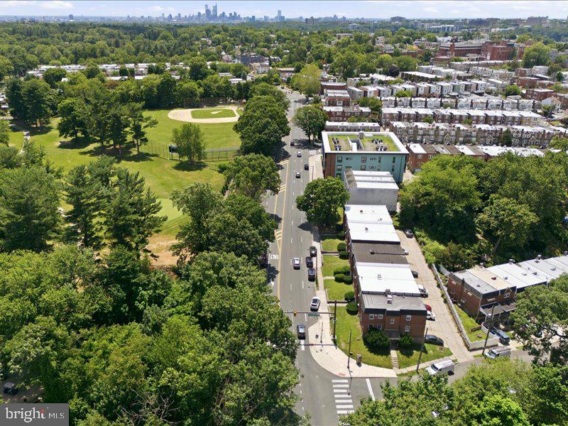 ROXBOROUGH - Commercial Lease