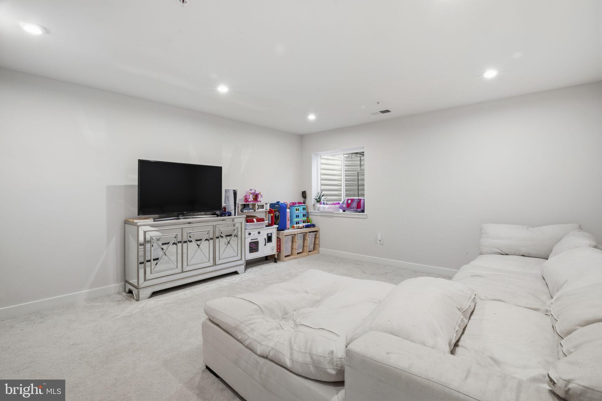 JAMES RUN CARRIAGE HOMES - Residential