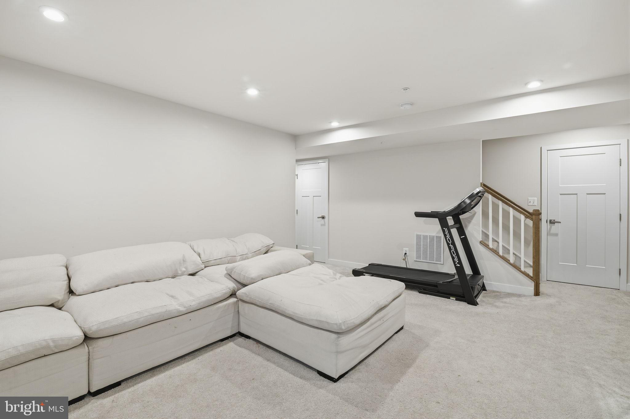 JAMES RUN CARRIAGE HOMES - Residential