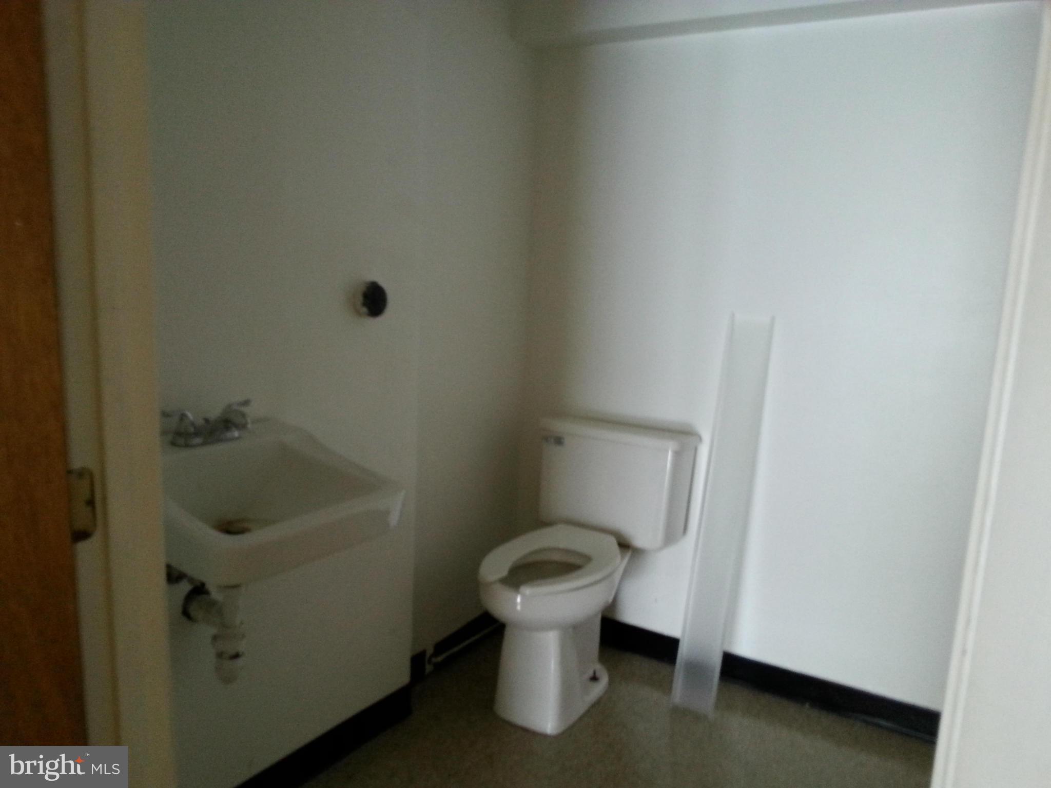 ABERDEEN HILLS - Commercial Lease