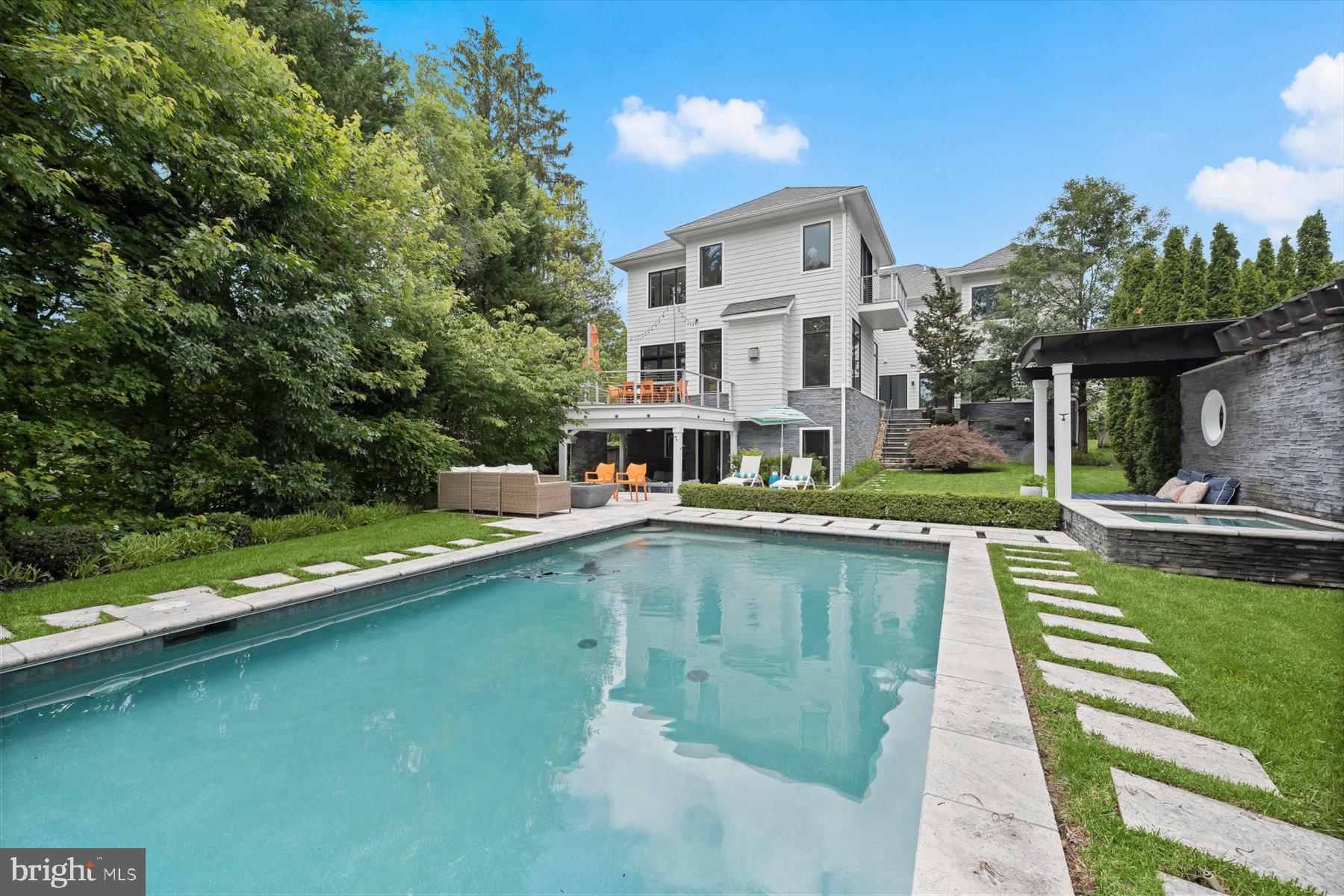GOLF CLUB MANOR - Residential