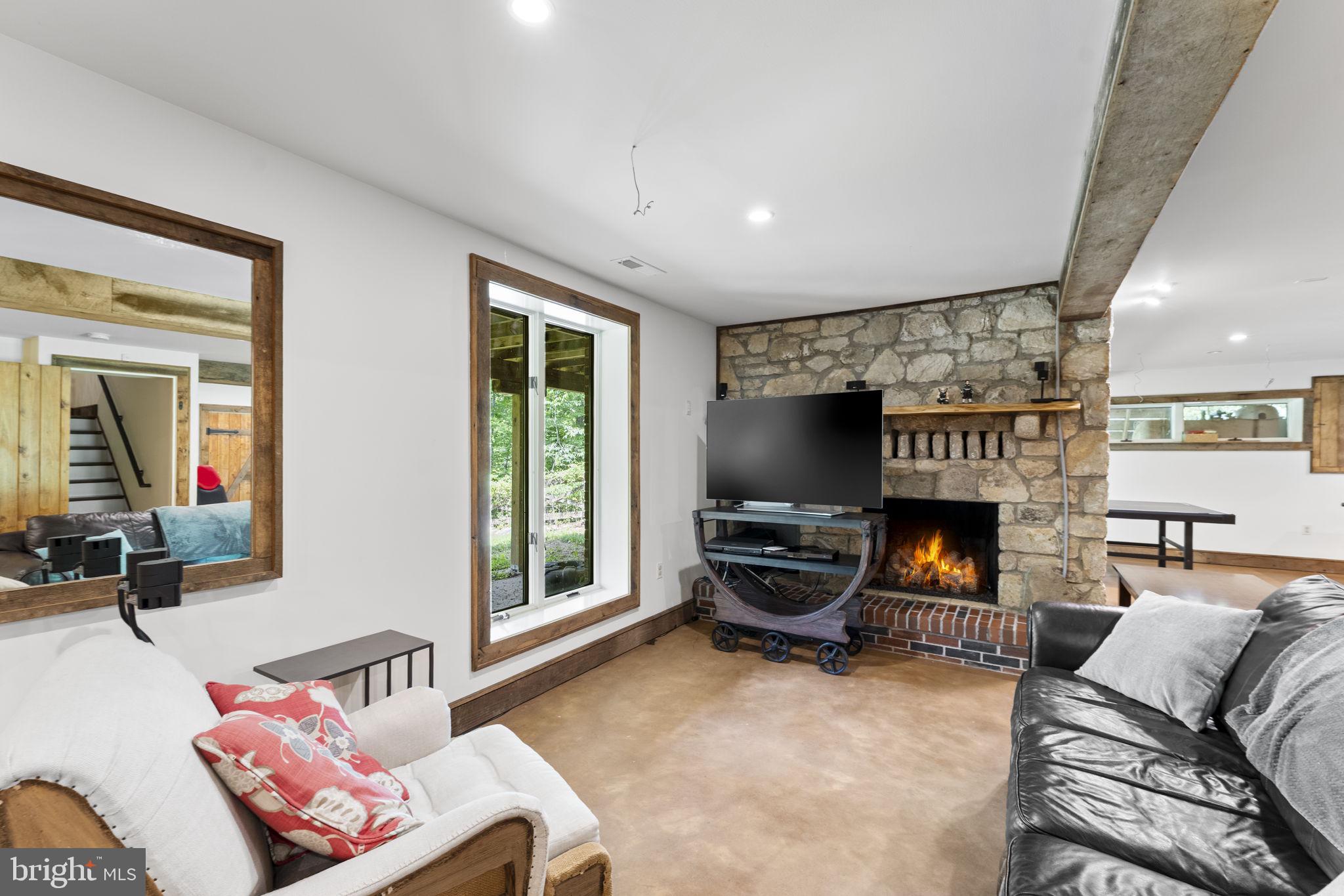 BEAR'S DEN - Residential