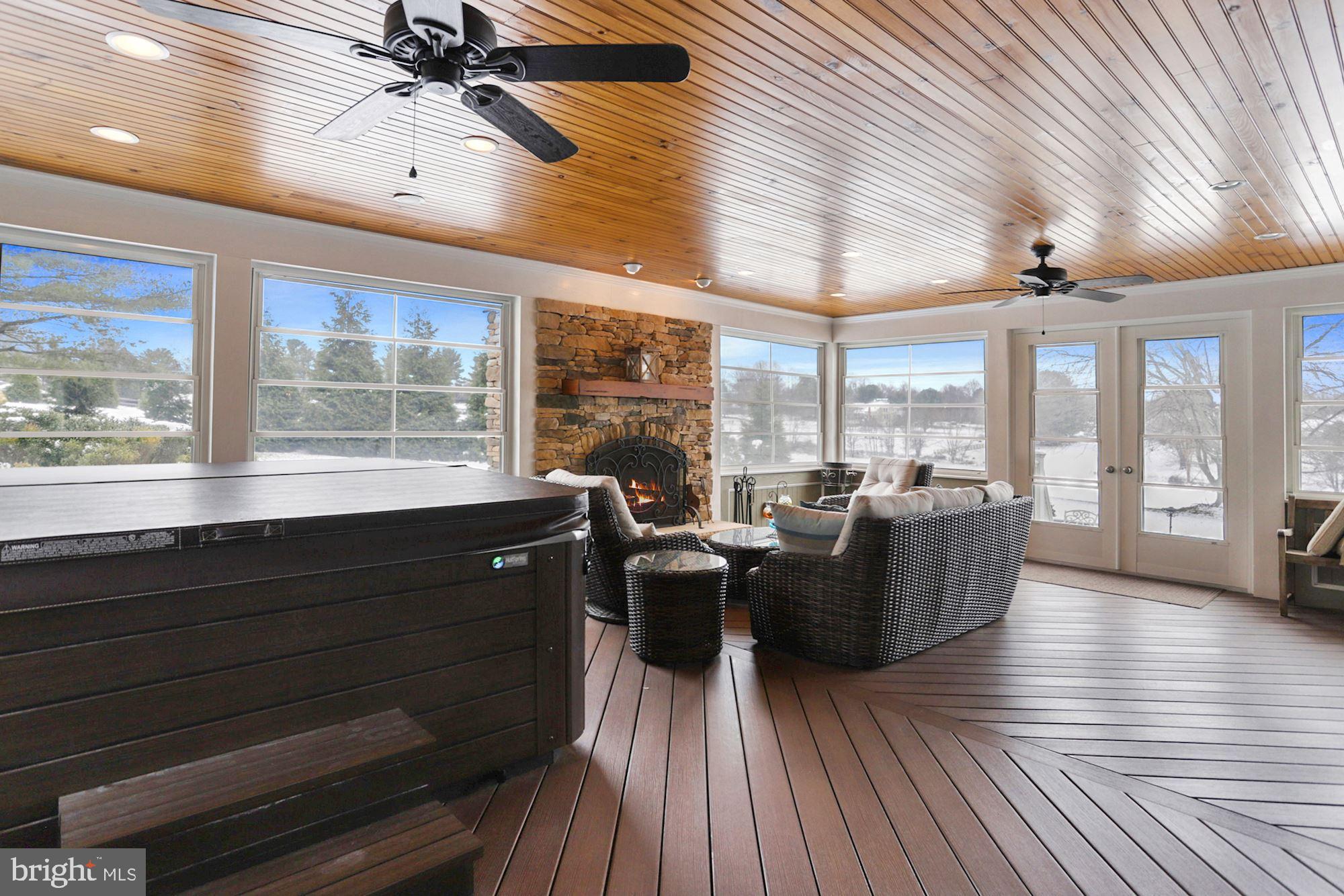 ROLLING KNOLLS - Residential
