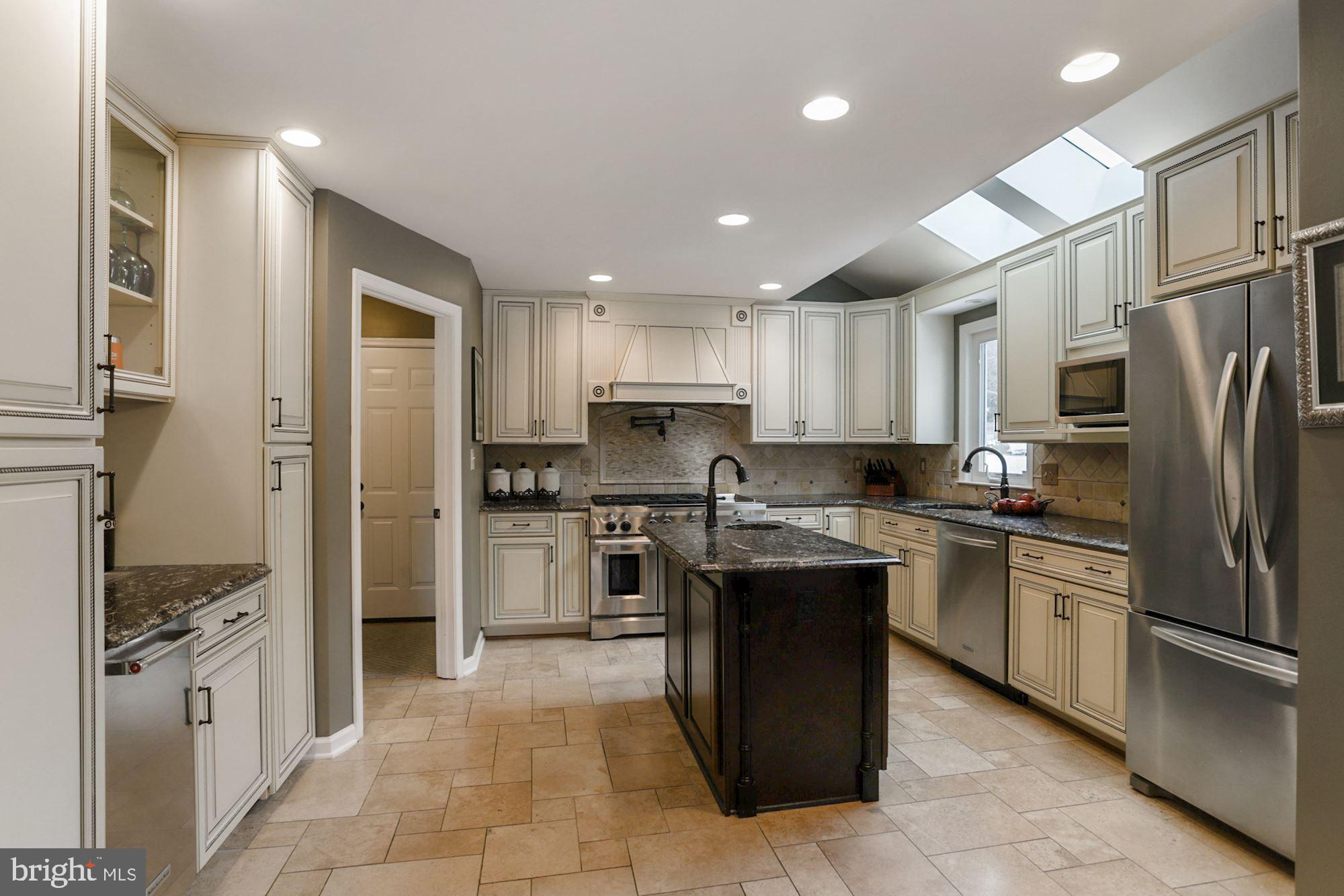 ROLLING KNOLLS - Residential