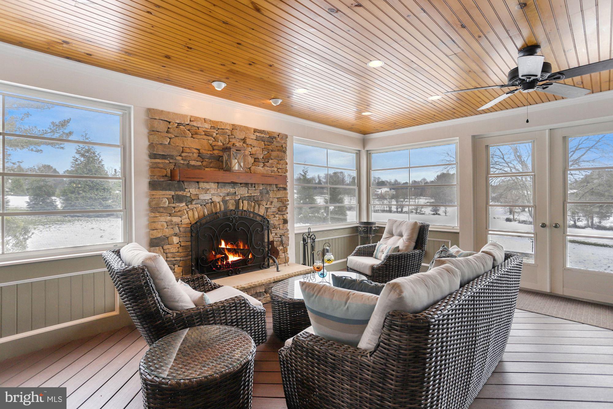 ROLLING KNOLLS - Residential