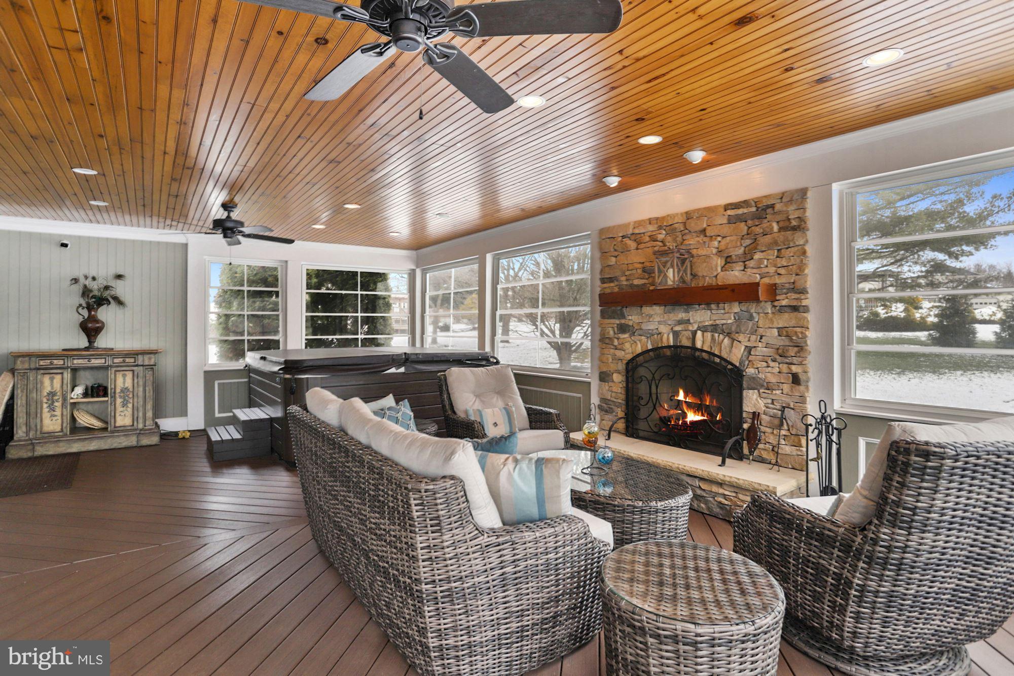 ROLLING KNOLLS - Residential