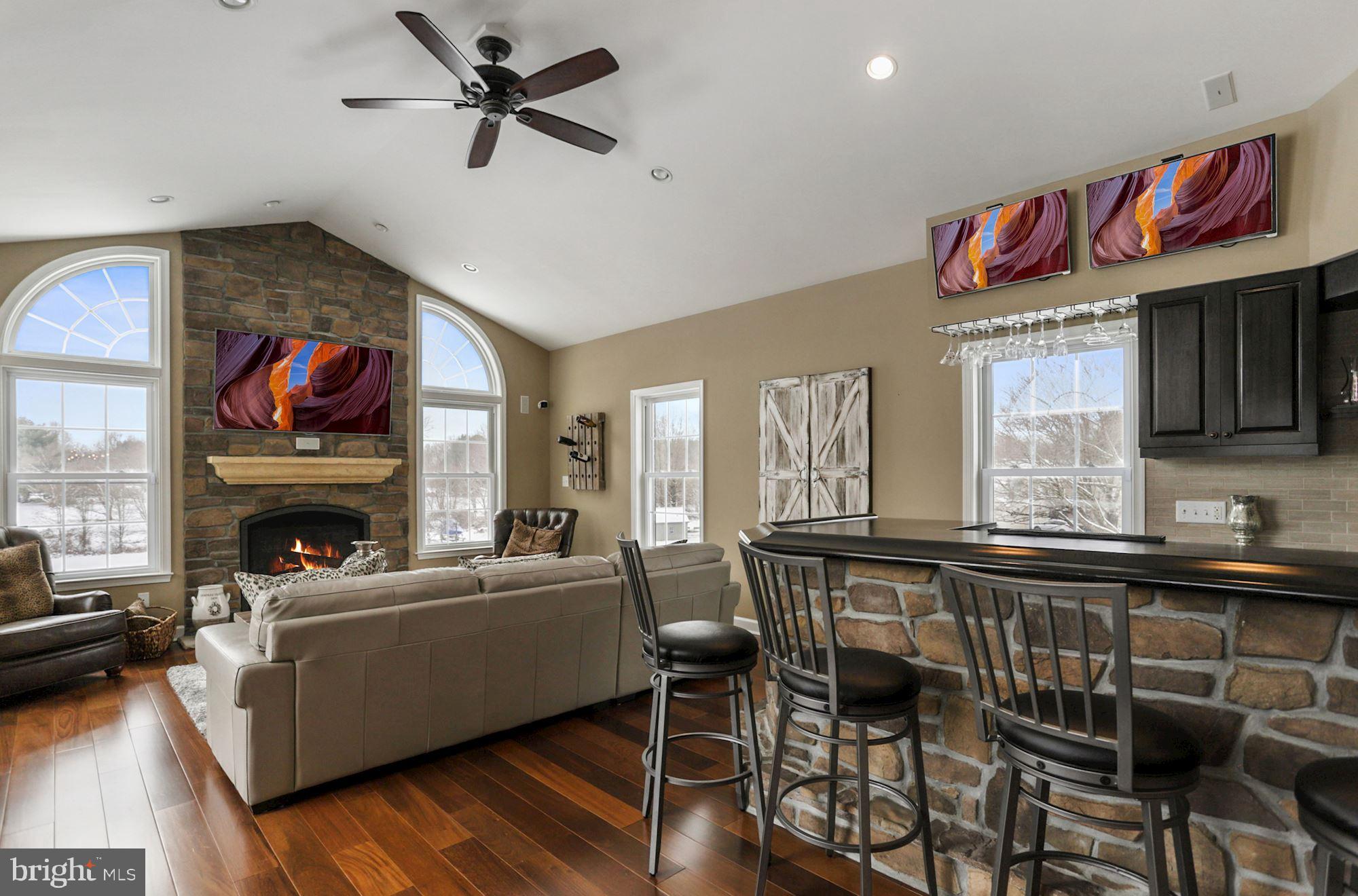 ROLLING KNOLLS - Residential