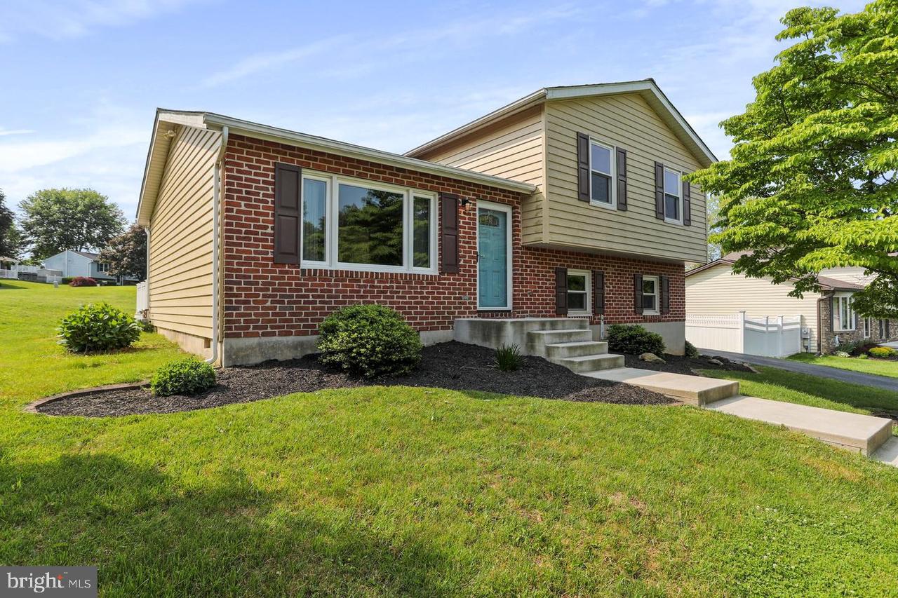 Spacious split level home with 3 bedroom, 2 full bathroom and finished lower level. Large corner lot location. This split level home features a large composite deck that is perfect for grilling and entertaining. Fully finished lower lever with full bath and laundry room, easy access to driveway. 2nd floor features 3 large bedrooms and full bath. Step outside to huge maintenance free deck with open views. 
Make an appointment to see this beautiful home today!
