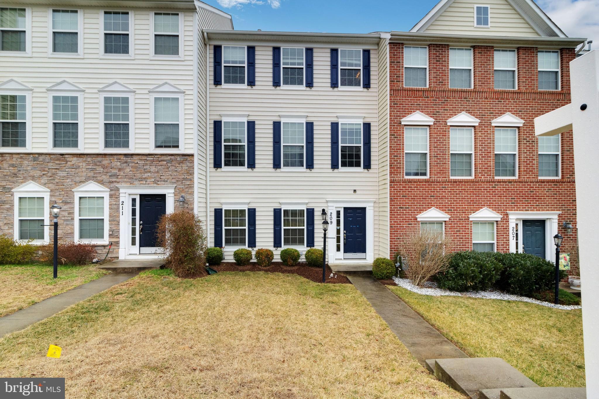 HUGE FOUR BEDROOM UPDATED  2 CAR GARAGE TOWNHOME, THREE FULL AND ONE HALF BATHROOM, STUNNING LAMINATED FLOORING, LARGE TABLE SIZE KITCHEN WITH DOUBLE OVENS, GAS COOKING INSERT, BREAKFAST BAR, GRANITE COUNTERS AND DESIGNER BACKSPLASH.
ENOURMES PRIMARY SUITE WITH CATHEDRAL CEILINGS, WALK IN CLOSET AND EN-SUITE SUPER BATH WITH SOAKING TUB.