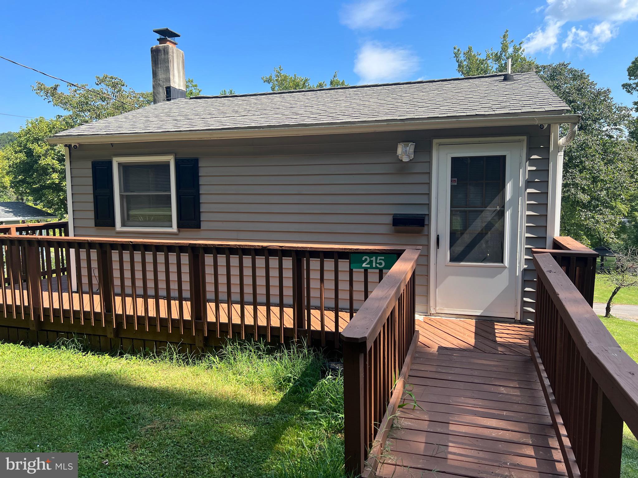 Lovely little cabin on the river!  Remodeled in 2023.  You don't want to miss this one... they don't come along often.