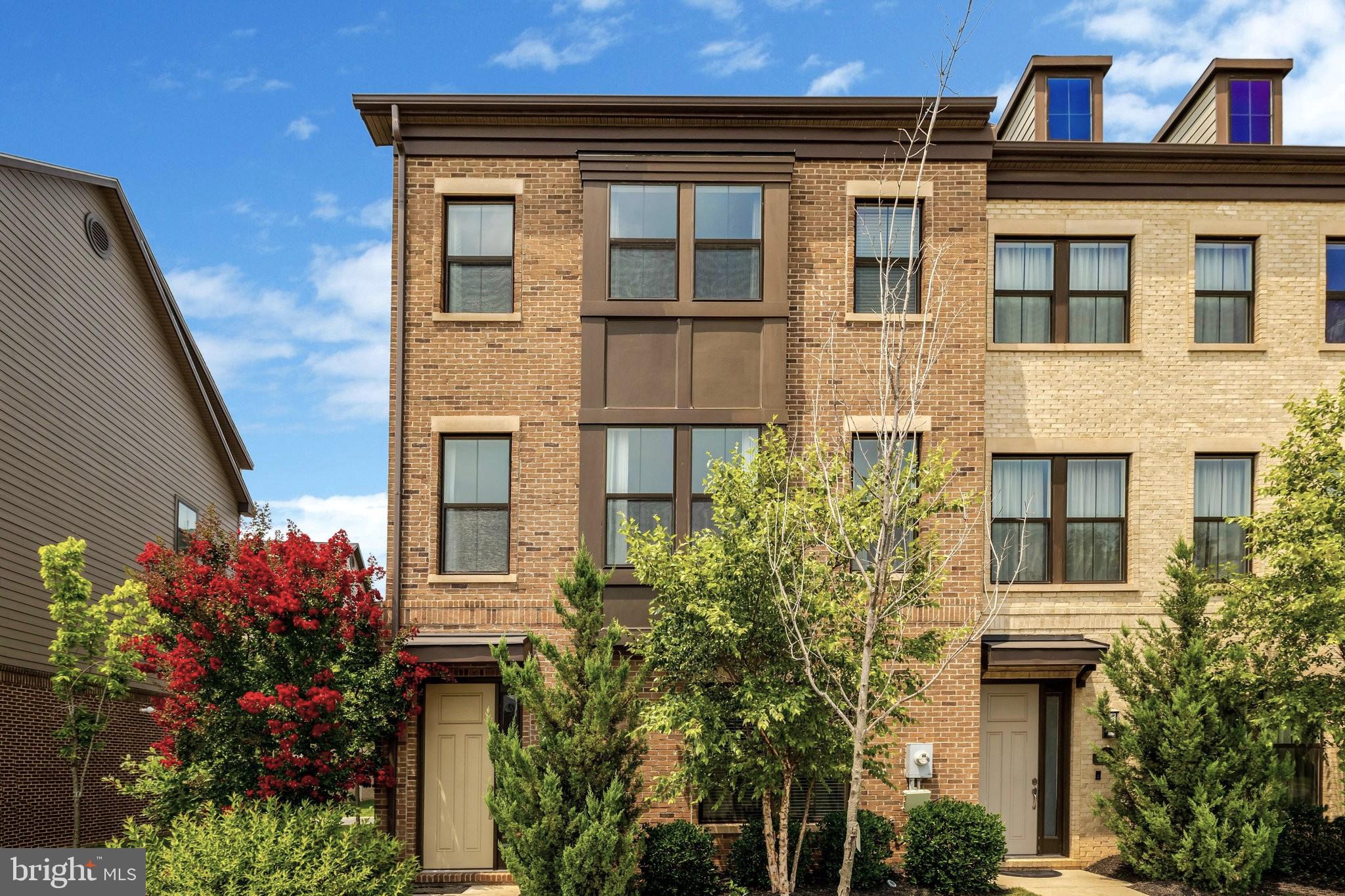 DISCOVERY SQUARE - Residential