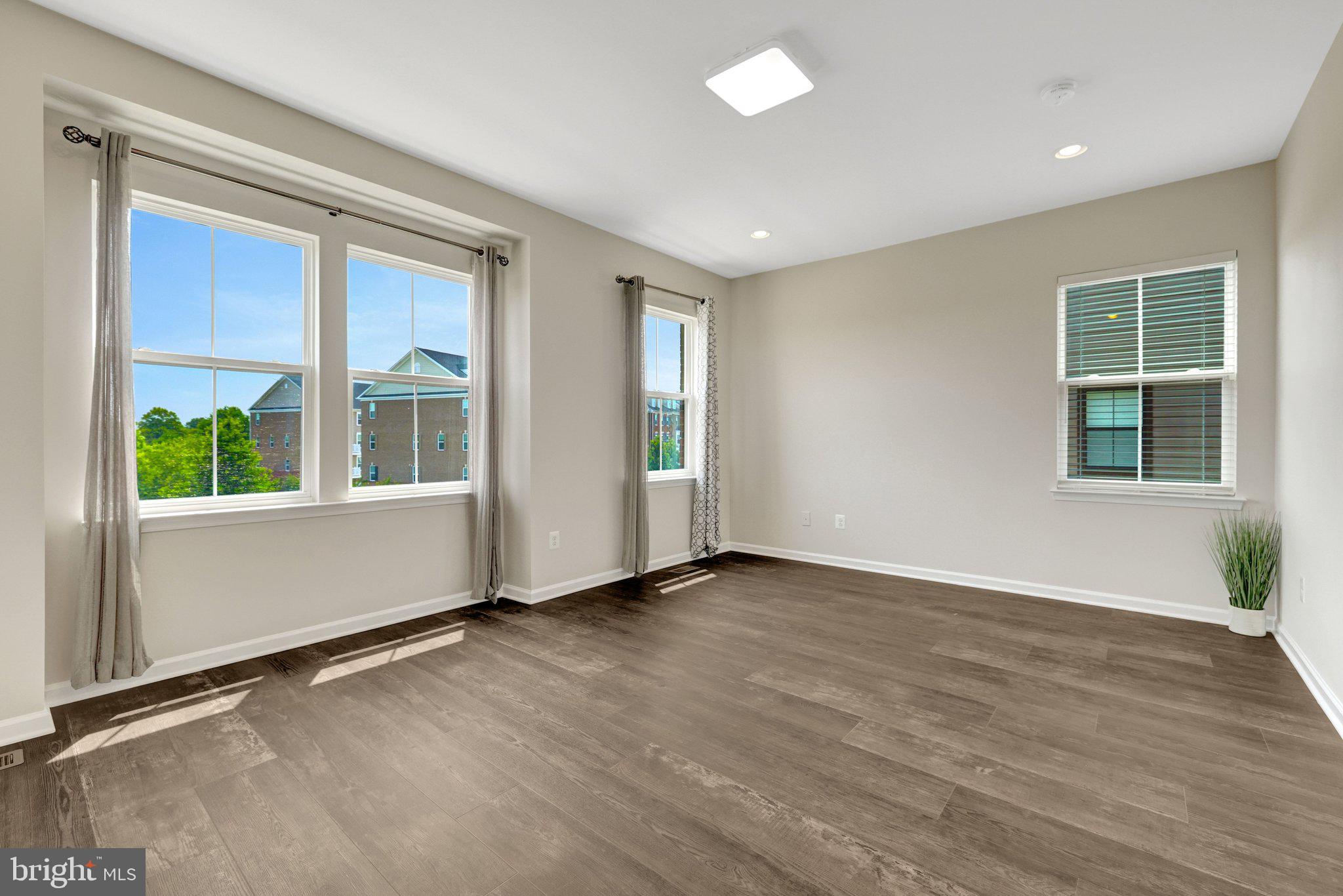 DISCOVERY SQUARE - Residential