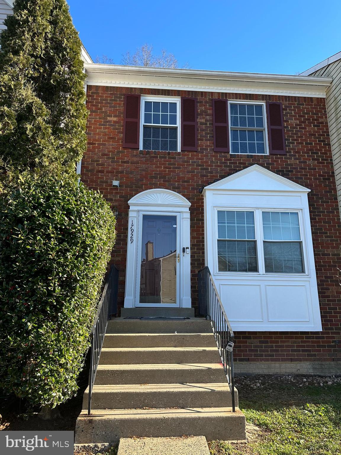 Only the top 2 levels are available for rent!! Total square footage, 1374, upstairs has 2 full baths with 3 bedrooms, 1/2 bath, living room, family room and kitchen in the middle floor. Basement has been rented with one person and it has completely separate entrance!!

Beautiful move in ready 2 finished level townhome backs to woods. Upon entering you'll be impressed with the beautiful luxury vinyl plank floors, fresh paint throughout, great natural light beaming into the kitchen to your right. The kitchen offers white cabinetry, plenty of counter space and a pass through to the main living area. The open living/dining area has plenty of space for dining and features crown molding and a modern dining chandelier. Upstairs the large primary bedroom offers dual closets and an ensuite bathroom. Two additional bedrooms and a hall bath can be found upstairs as well.  


 Convenient to all major commuter routes, Quantico, Stonebridge for shopping, dining, entertainment and more! Welcome home - You want to lock this beauty in before it's gone. Remember, if you sleep on it you
 may not be sleeping in it!  BASMENT IS NOT AVAILABLE TO RENT, ONLY THE TOP 2 LEVEL!!
