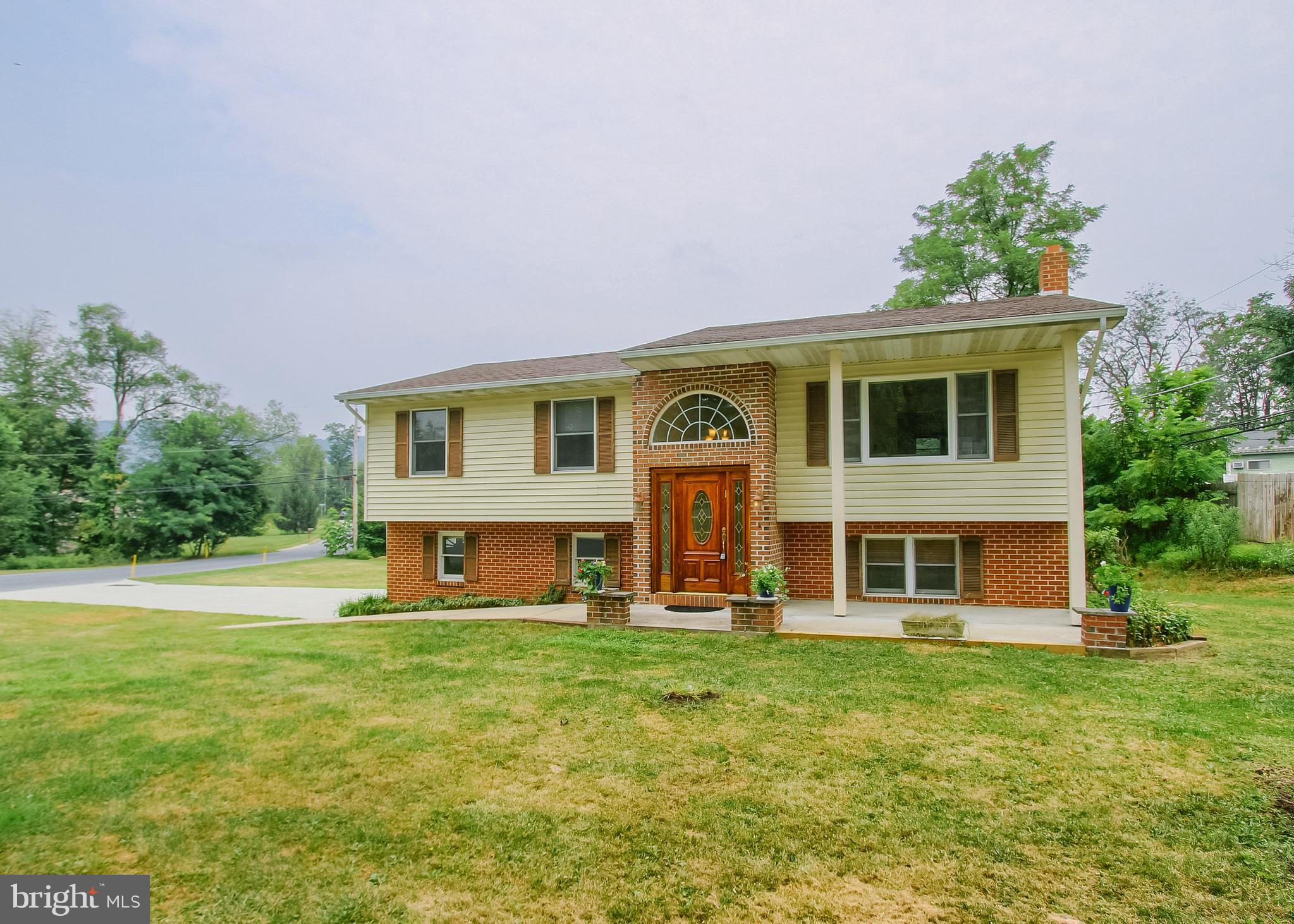 Price just reduced.   Rear patio door just replaced.  Rear deck just painted.
Welcome to this spacious single-family home nestled in Colonial Park North just north of Linglestown Road. Built in 1986, this well-maintained residence rests on a generous 0.69‑acre lot, offering both privacy and curb appeal.
Interior Features
Approx. 2,594 sq ft of living space, thoughtfully laid out across multiple levels.
5 bedrooms and 2 full bathrooms—ideal for families or hosting guests.
Bright and airy rooms throughout, perfect for comfortable everyday living.
Potential to expand or reconfigure spaces to suit evolving needs.
Outdoor & Property Highlights
A lush 0.69‑acre corner lot with mature landscaping and room for outdoor entertaining.
Attached garage, driveway, and ample space offering excellent parking and outdoor storage options.
Located conveniently near neighborhood amenities and schools.

Location & Neighborhood
Situated in Central Dauphin School District, with nearby options including North Side Elementary, Linglestown Middle, and Central Dauphin Senior High.
Ideal for commuters with easy access to main thoroughfares and local services.