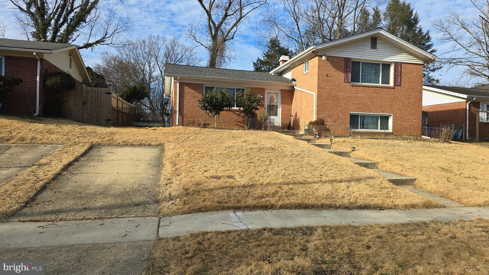 3  LEVEL SPRIT, 3 BEDROOM AND 2 FULL BATH AT 2ND LEVEL, SCREENED PORCH FROM KITCHEN TO BACK YARD. BIG FAMILY ROOM WITH LOTS OF LIGHT, BIG STORAGE PLACE WITH .5 BATH,  GO TO OUT SIDE FROM STORAGE PLACE. NICE BACK YARD WITH FENCED. OFF STREET PARKING PLACE. HARDWOOD FLOOR. VERY CONVENIENT TO 495.