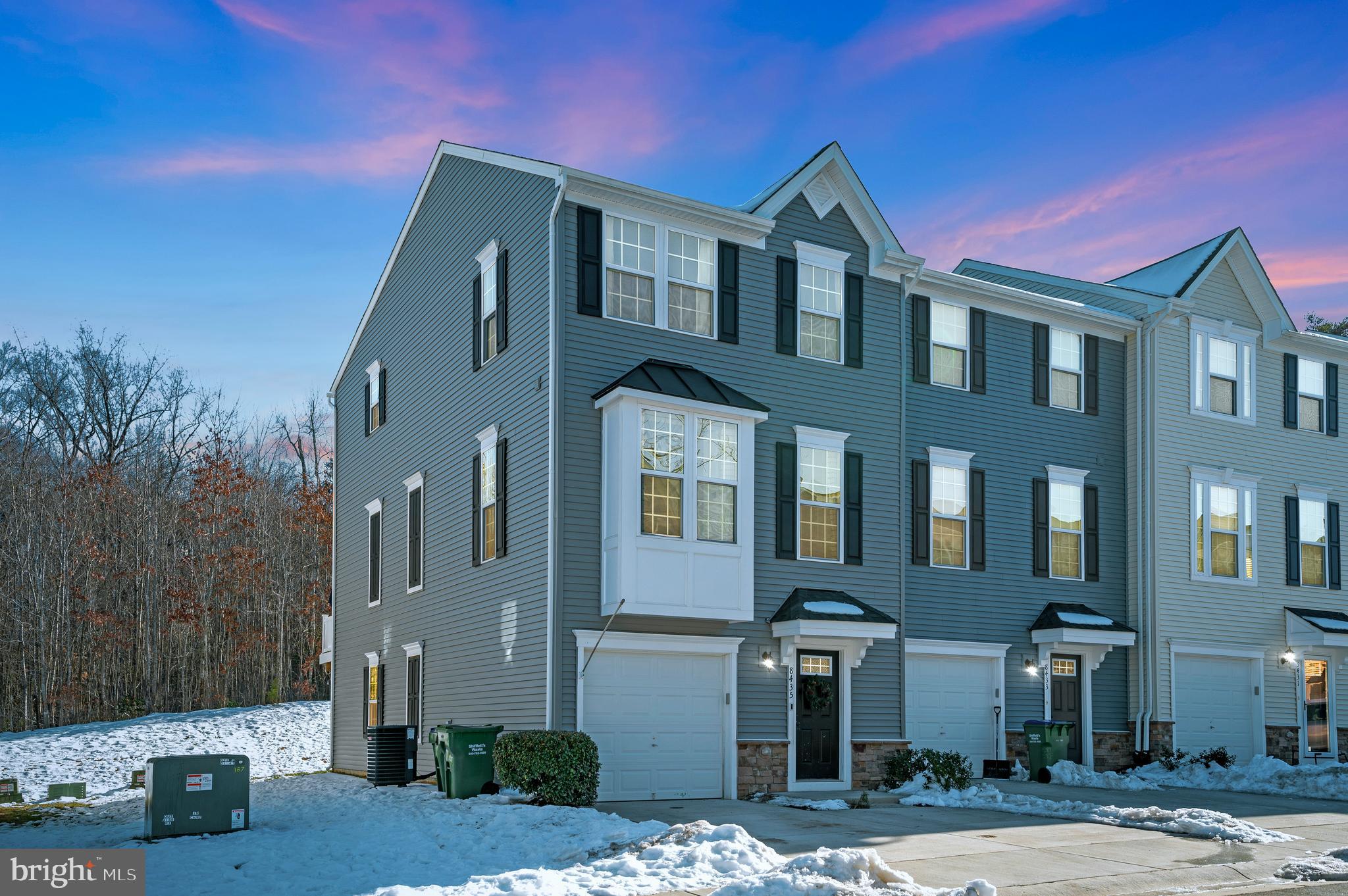 Beautiful End Unit townhouse ready to move in. Available to move in May 1, 2025.
Rental application is 50.00 non refundable.
