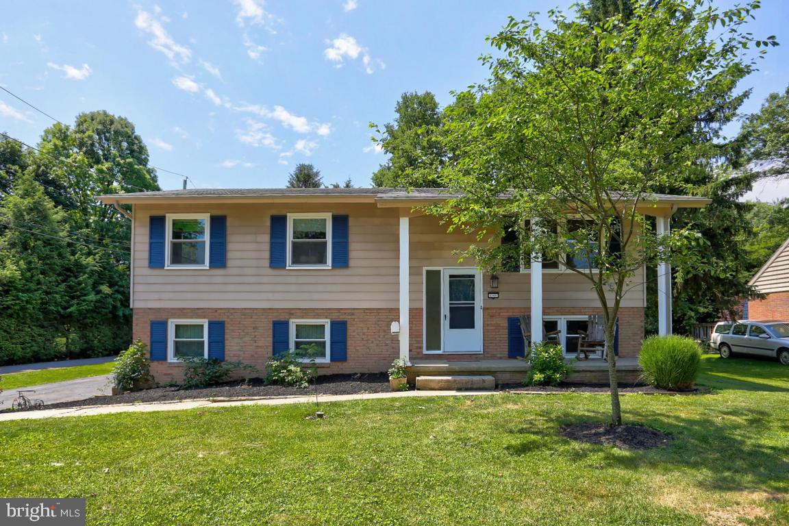 3 bedroom bi level home in Hempfeild schools with hardwood flooring, double oven in kitchen and spacious finished lower level with half bath.  Rear deck leads to large backyard with swing set and shed, 2 car garage and across from local park. Convenient location, with easy access to routes 30 and 283.