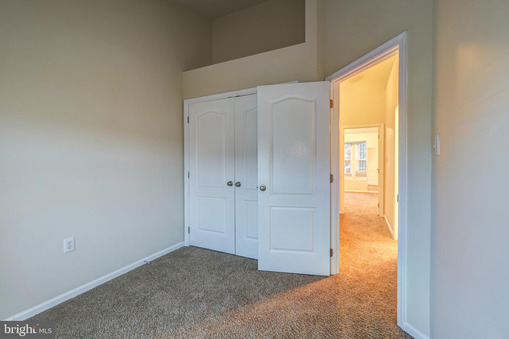 TUSCARORA KNOLLS - Residential Lease