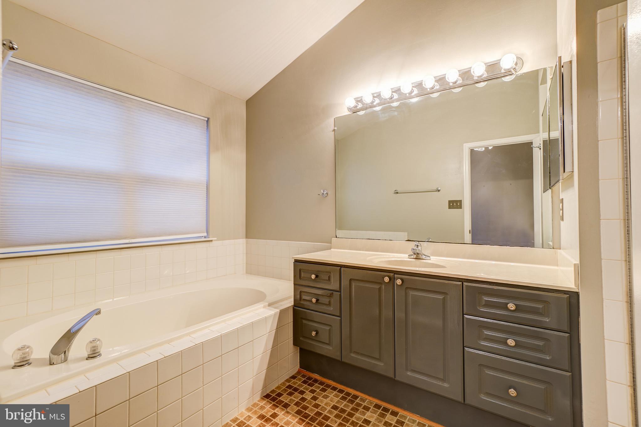 TUSCARORA KNOLLS - Residential Lease