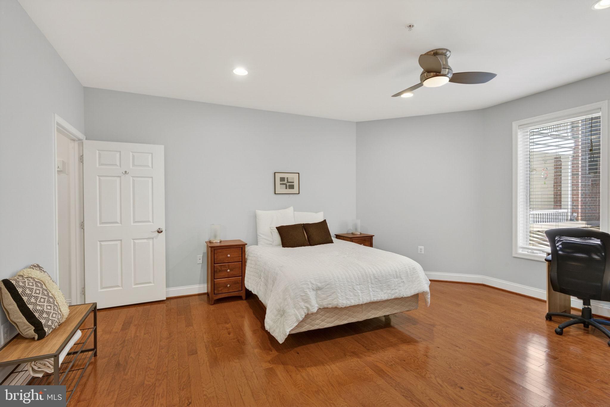 LAKESIDE TOWN CENTRE CONDOMINIUM - Residential