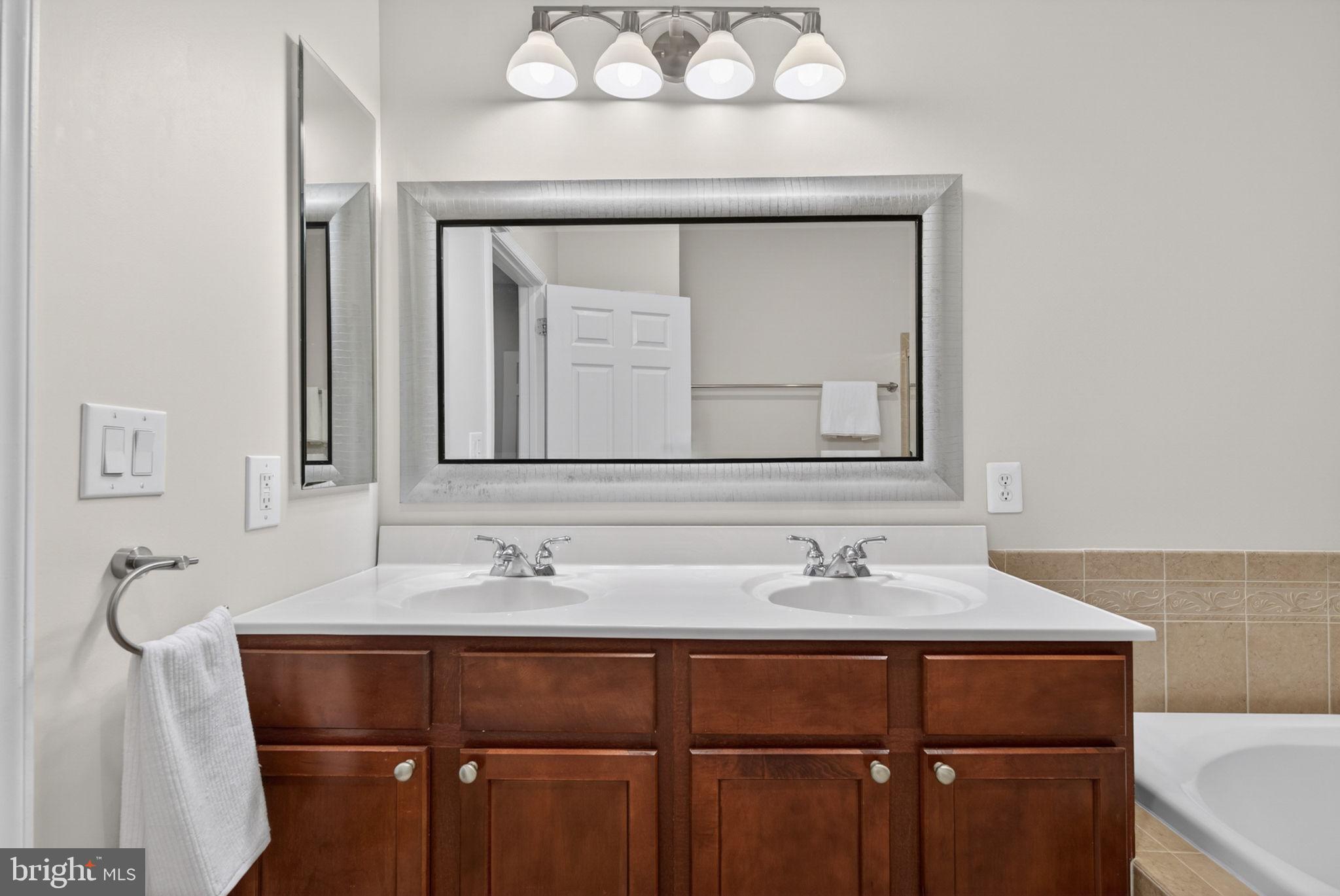 LAKESIDE TOWN CENTRE CONDOMINIUM - Residential
