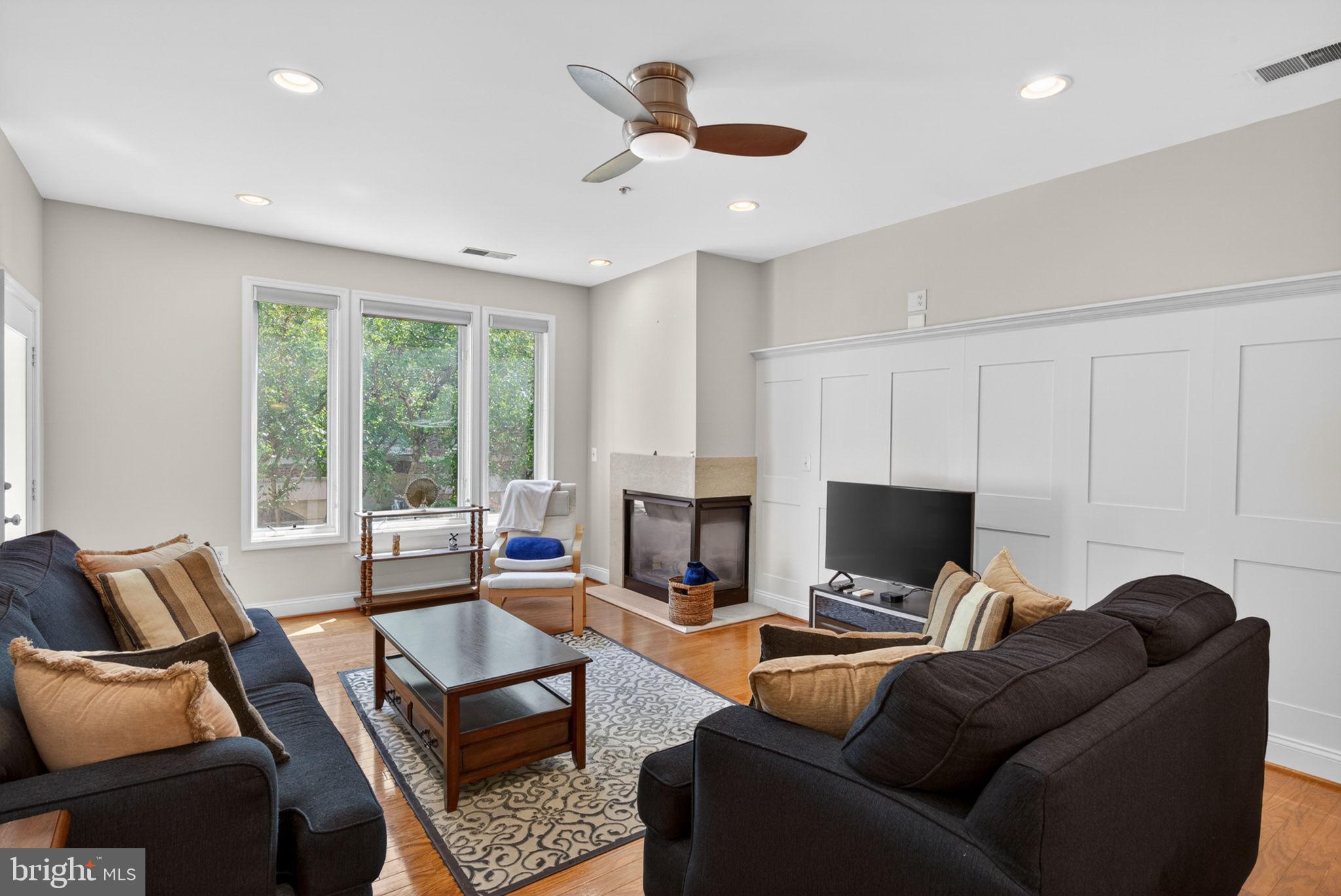 LAKESIDE TOWN CENTRE CONDOMINIUM - Residential