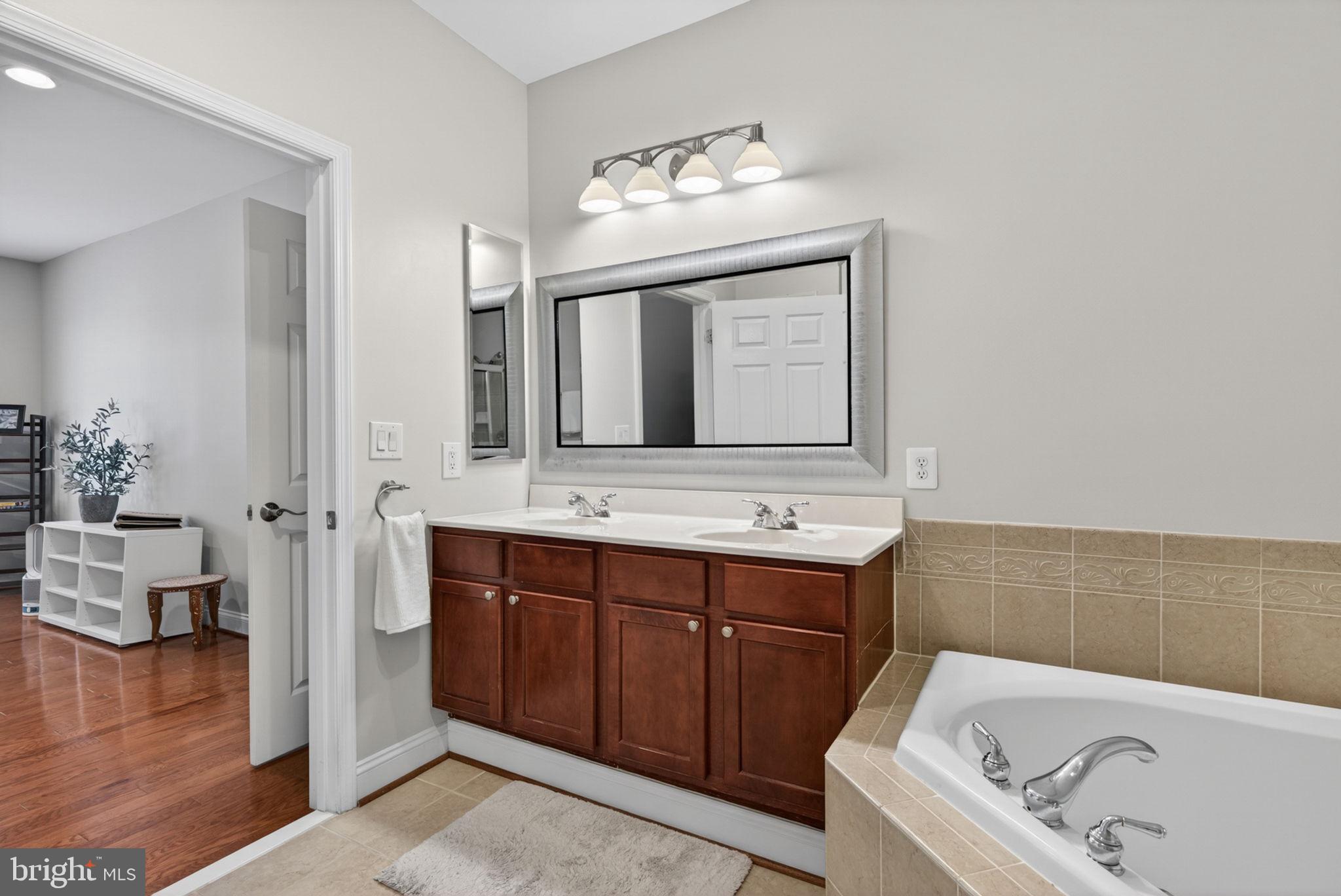 LAKESIDE TOWN CENTRE CONDOMINIUM - Residential