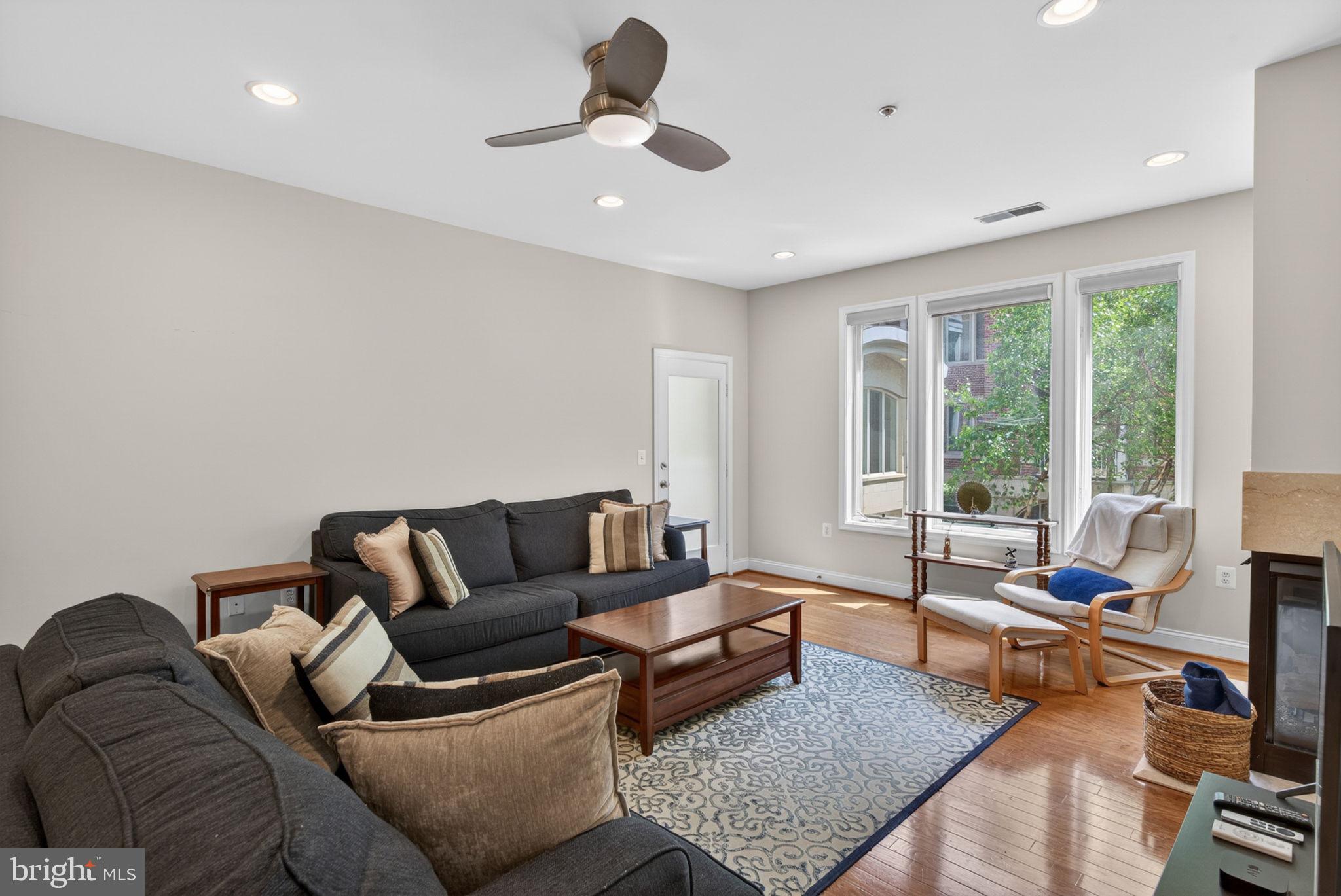 LAKESIDE TOWN CENTRE CONDOMINIUM - Residential