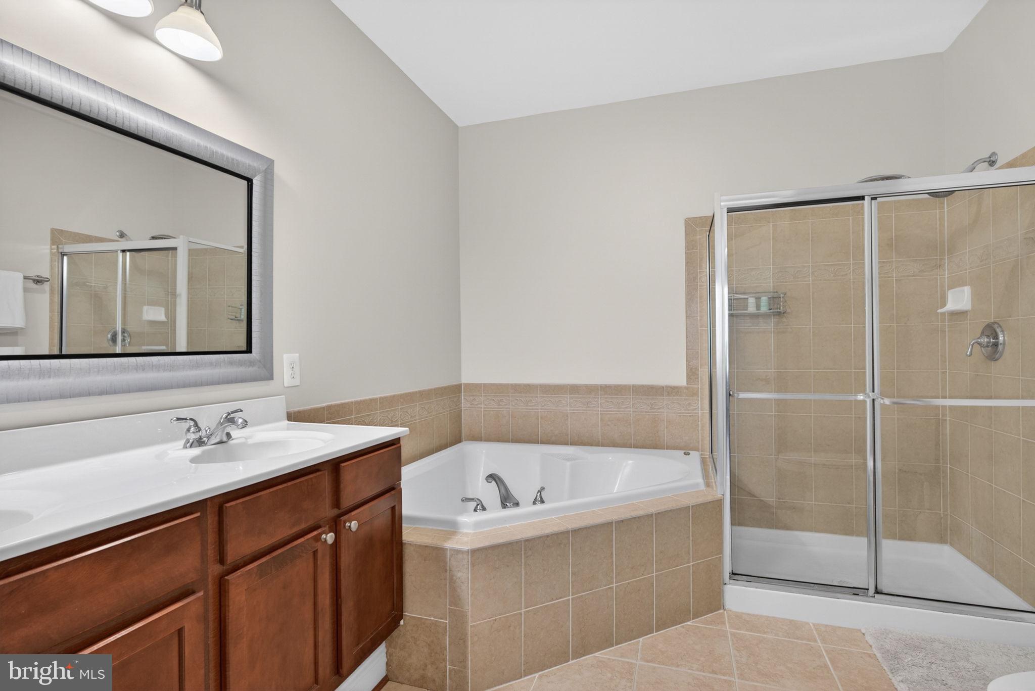 LAKESIDE TOWN CENTRE CONDOMINIUM - Residential