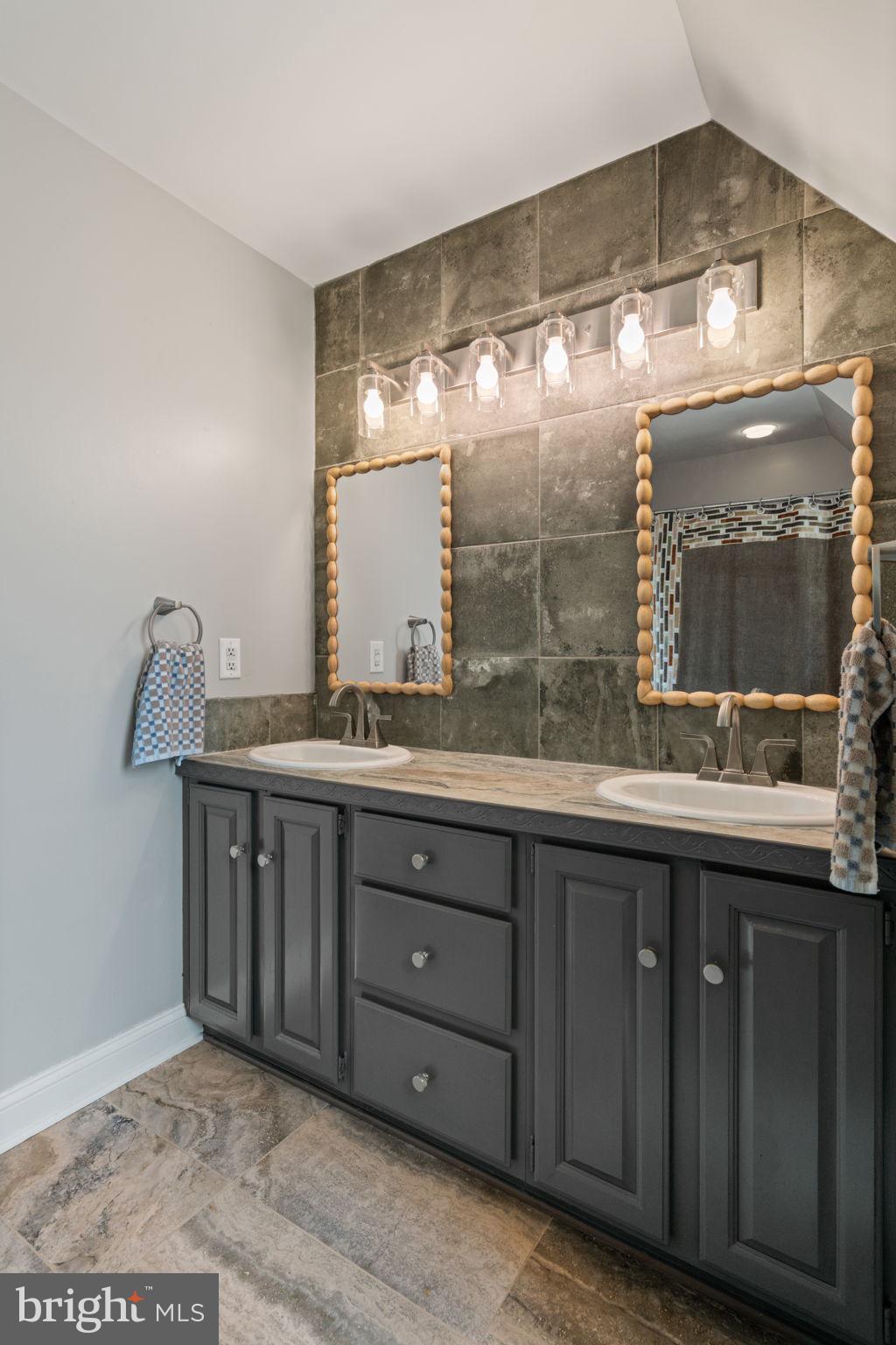 THE TOWNES AT RED OAK - Residential